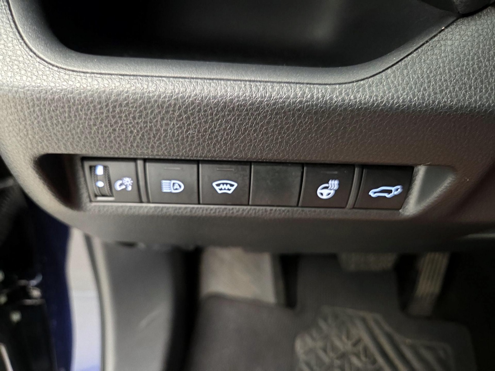 2023 Toyota RAV4 XLE - Photo 14