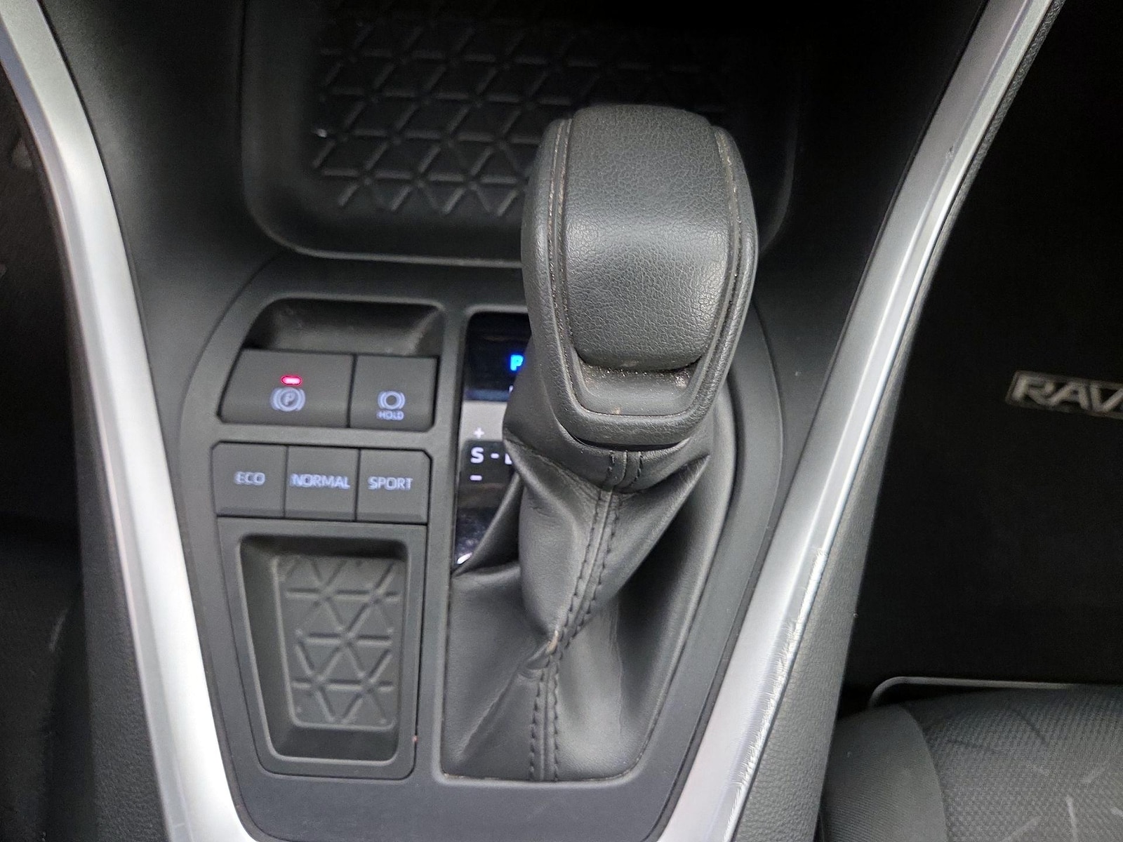 2023 Toyota RAV4 XLE - Photo 18