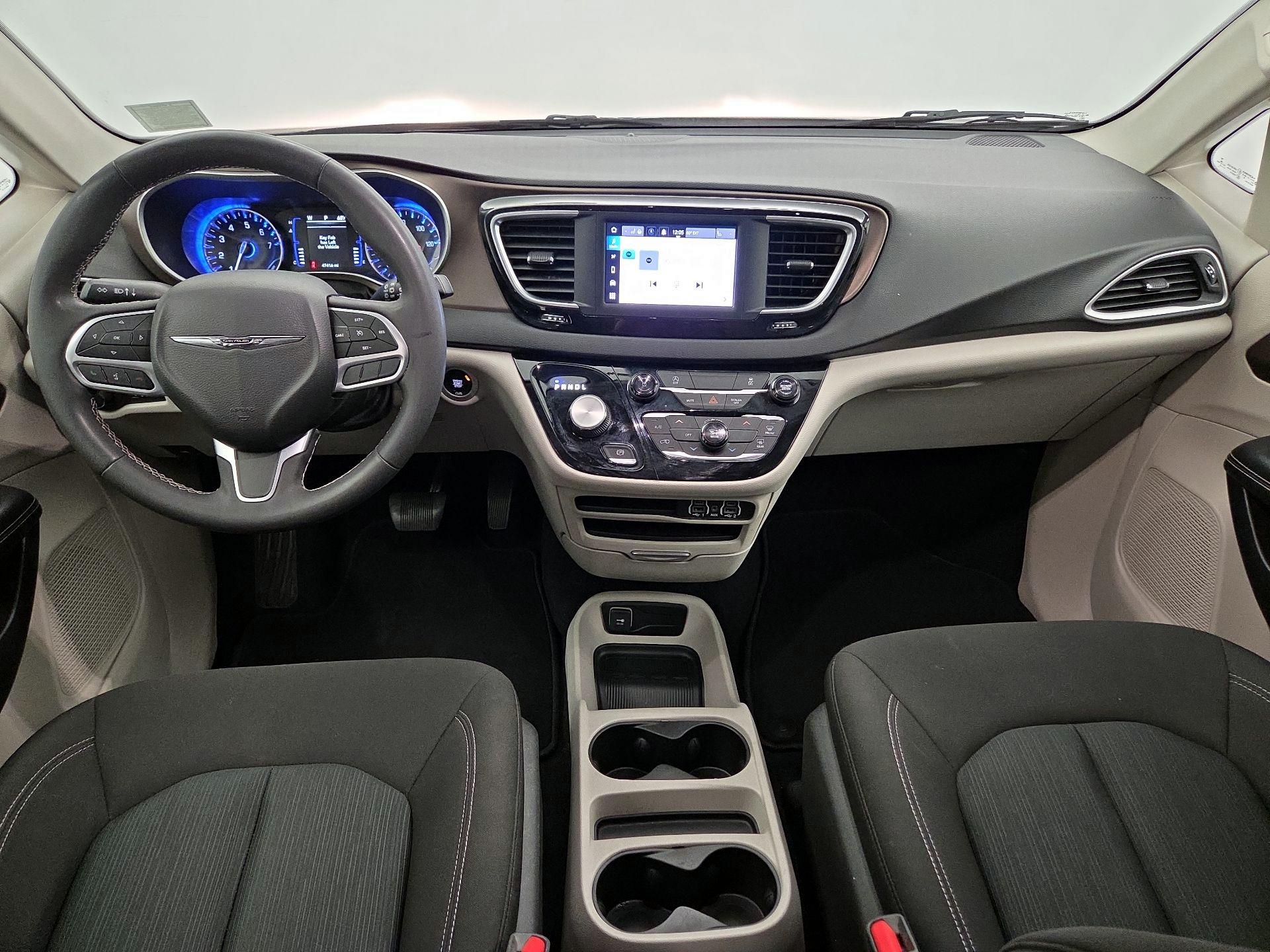 Thumbnail: 2022 Chrysler Voyager - 9