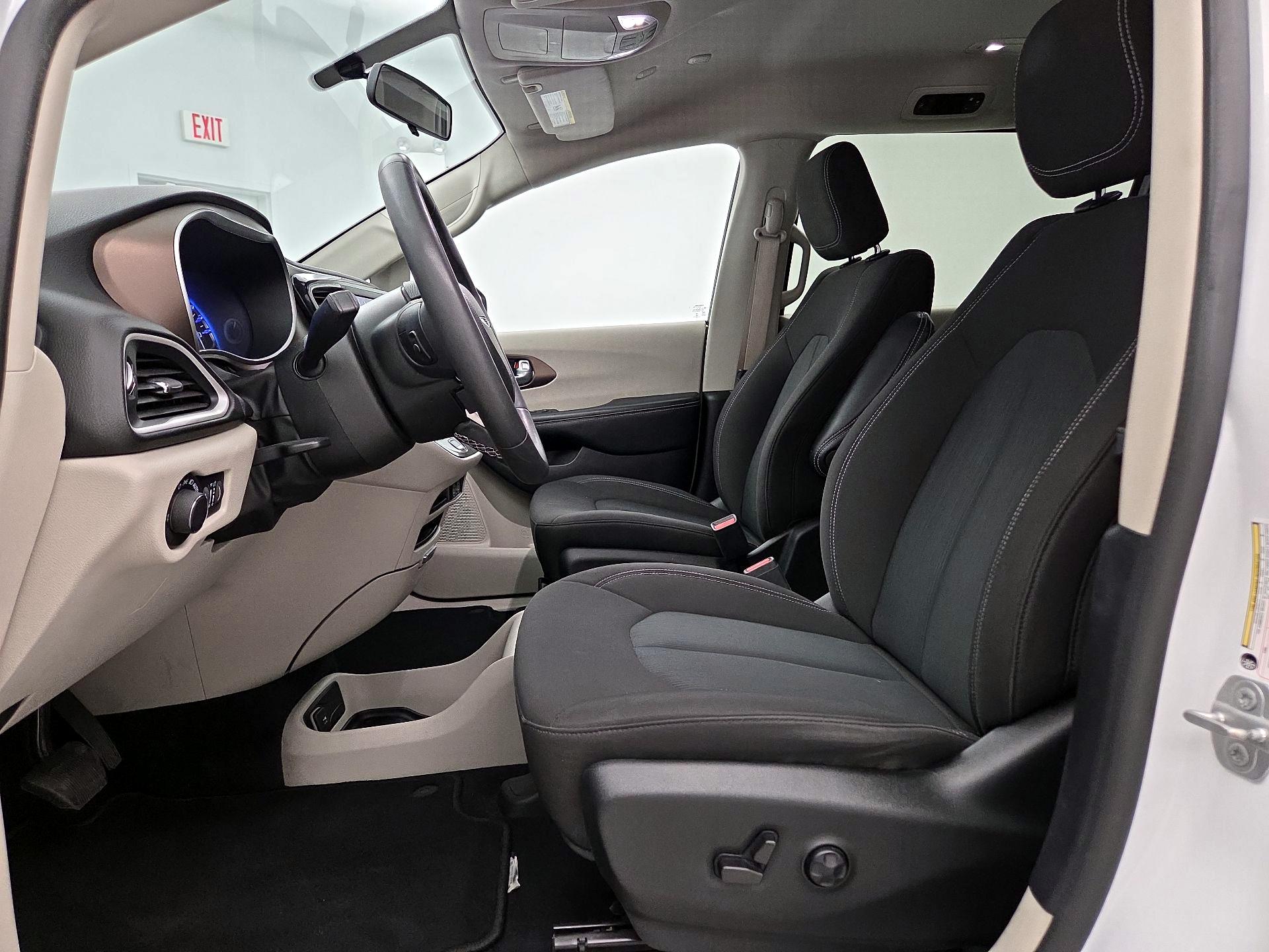 Thumbnail: 2022 Chrysler Voyager - 11