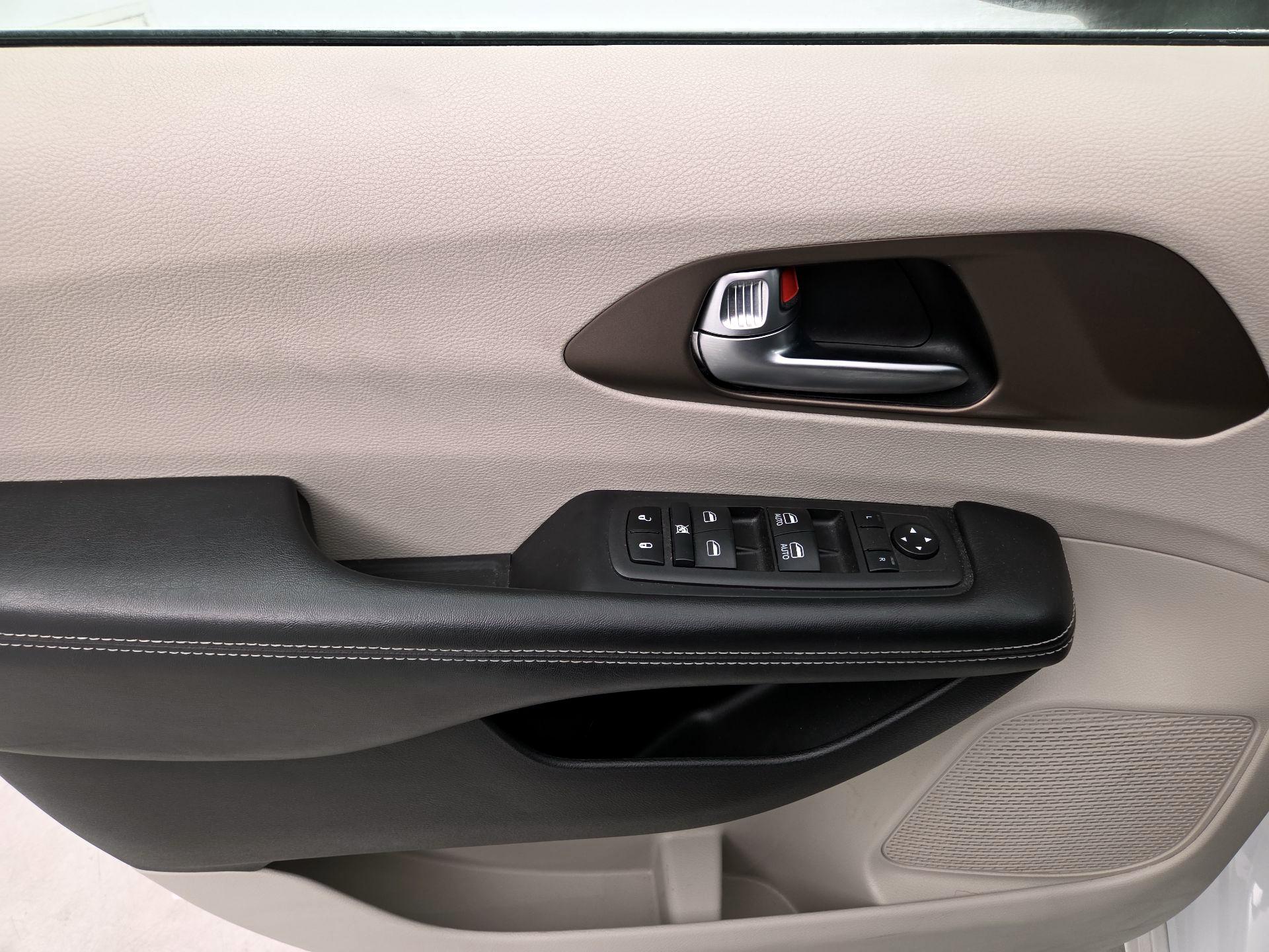 Thumbnail: 2022 Chrysler Voyager - 12