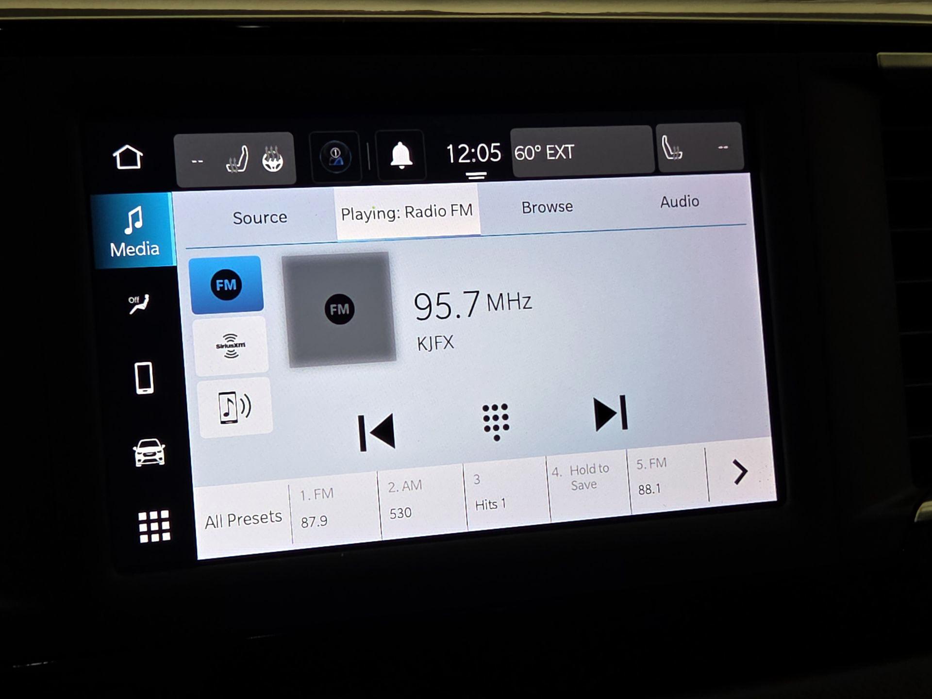 Thumbnail: 2022 Chrysler Voyager - 15