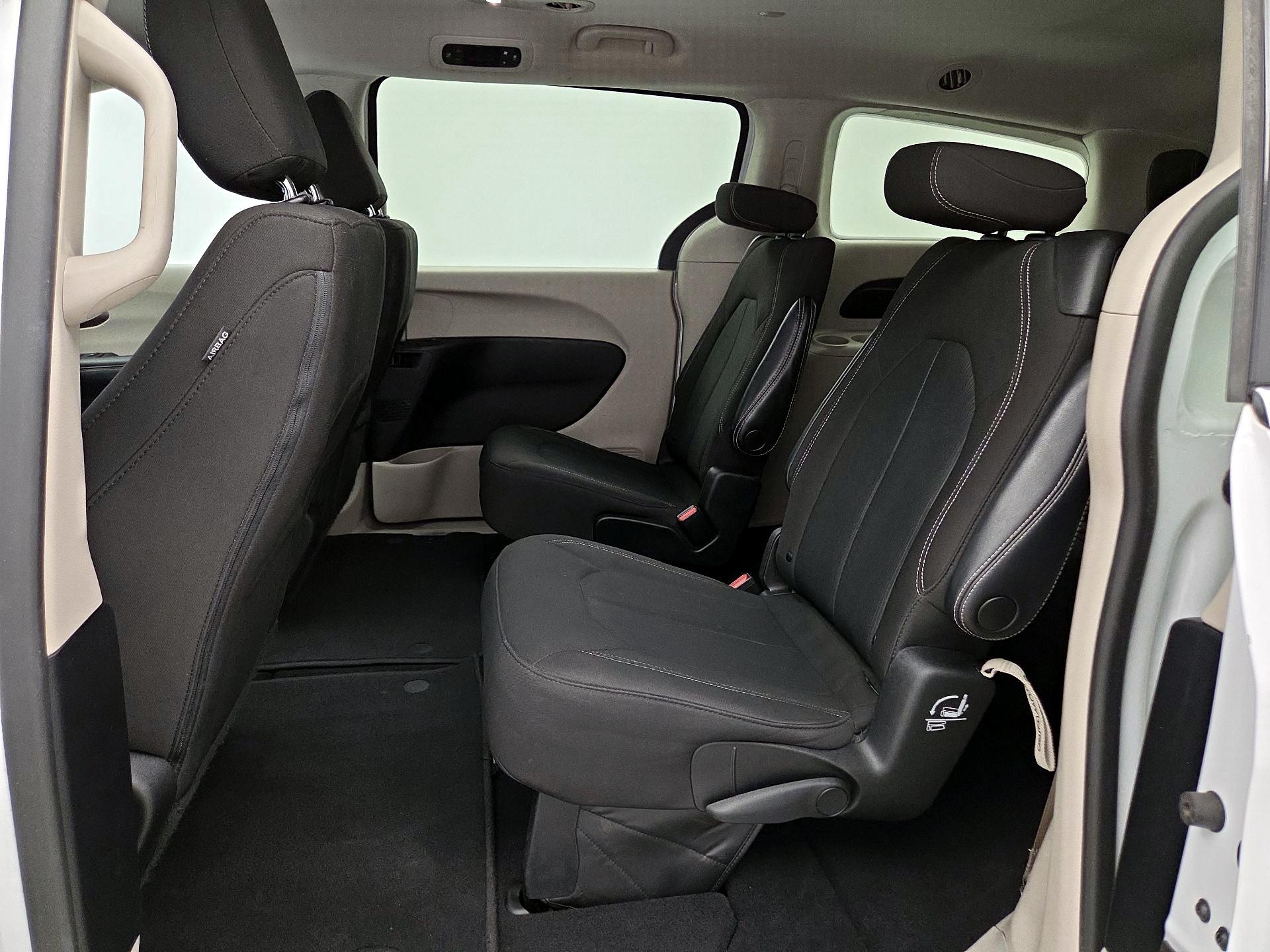 Thumbnail: 2022 Chrysler Voyager - 19