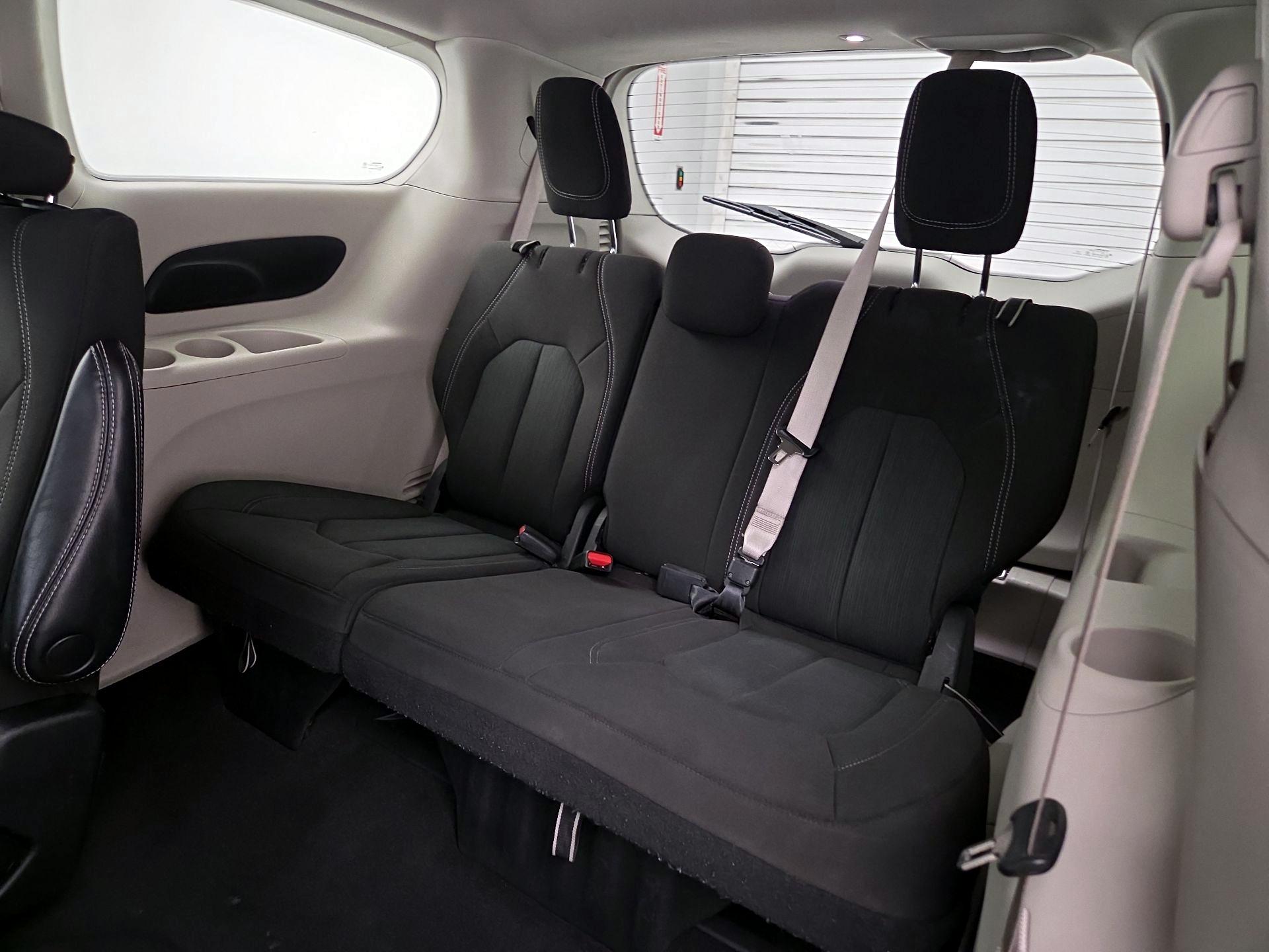 Thumbnail: 2022 Chrysler Voyager - 20