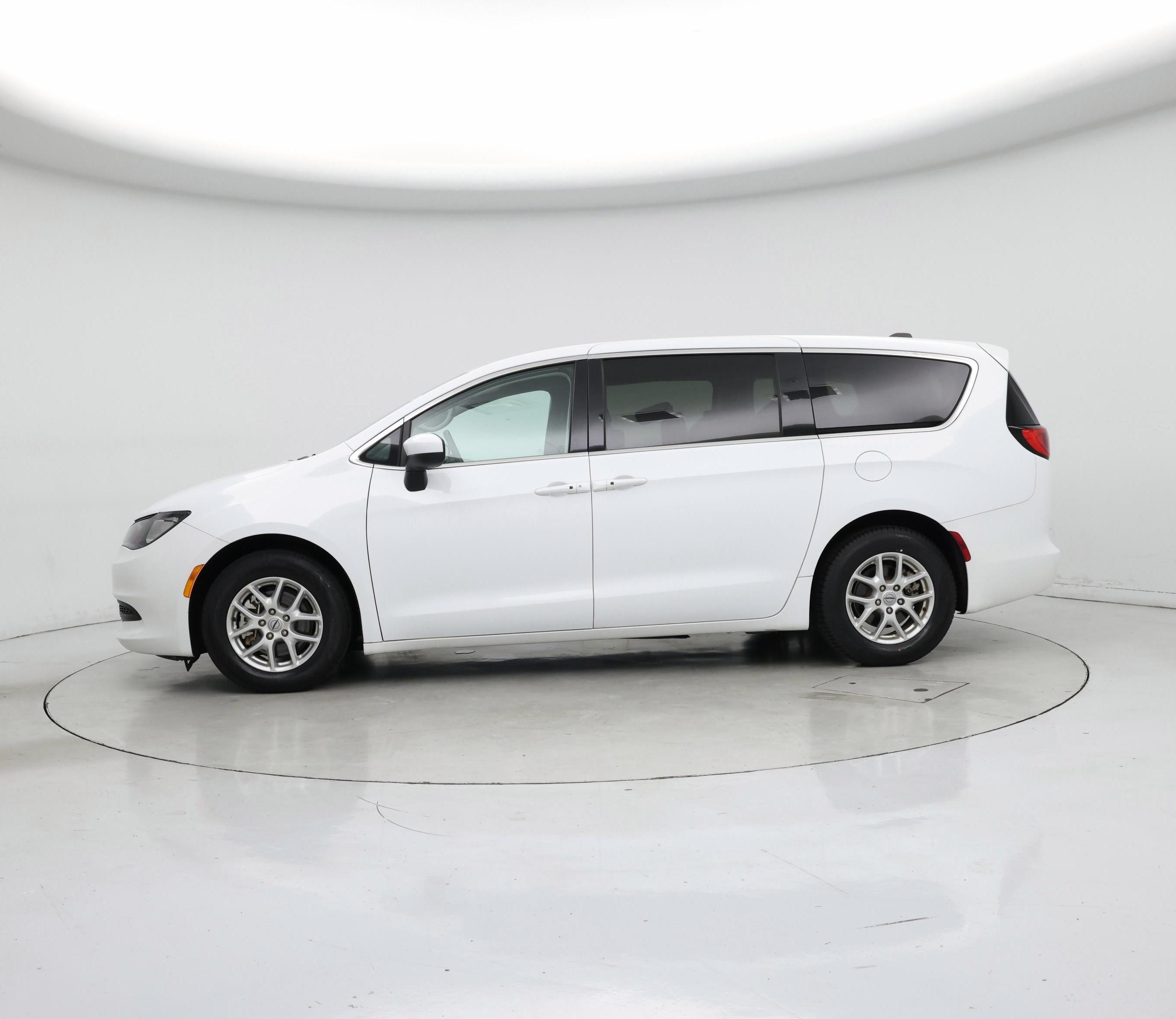 Thumbnail: 2022 Chrysler Voyager - 3