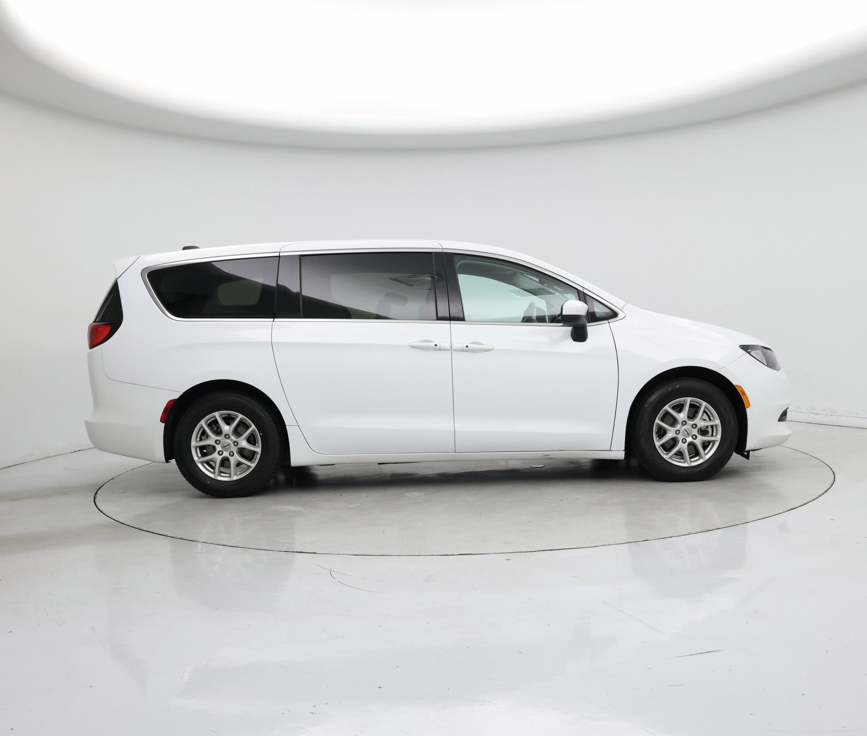 Thumbnail: 2022 Chrysler Voyager - 7