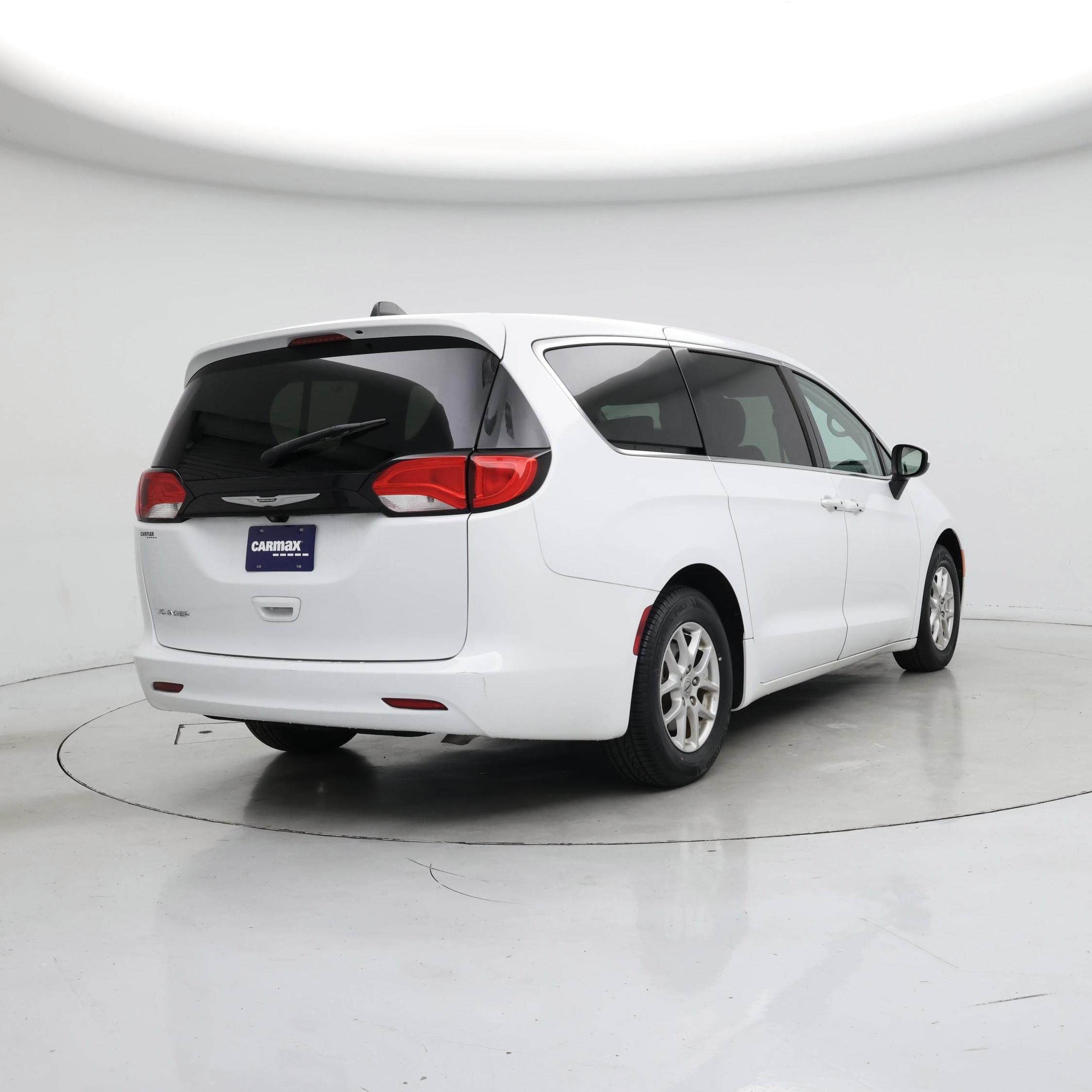Thumbnail: 2022 Chrysler Voyager - 8