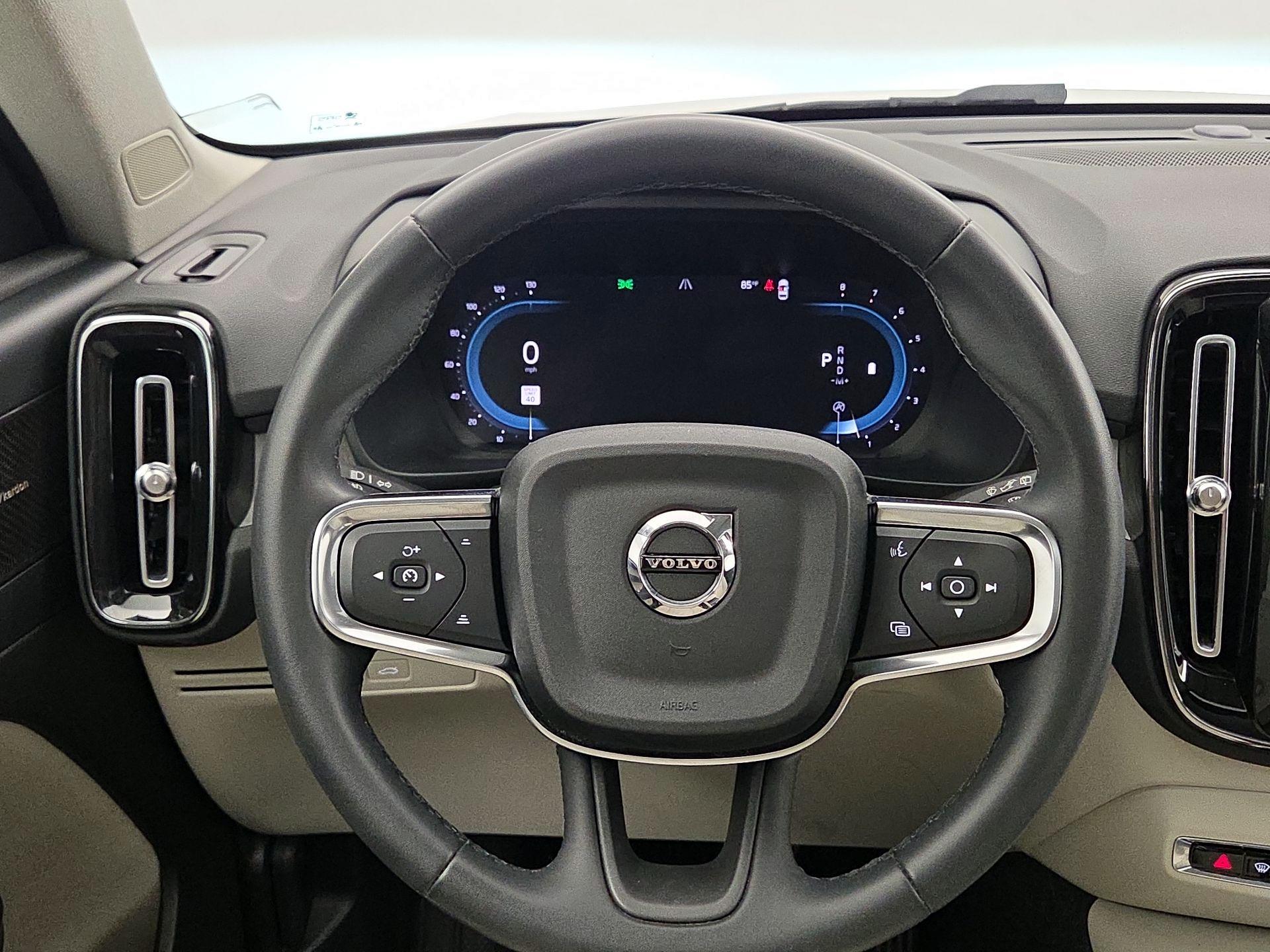 Thumbnail: 2023 Volvo XC40 - 10