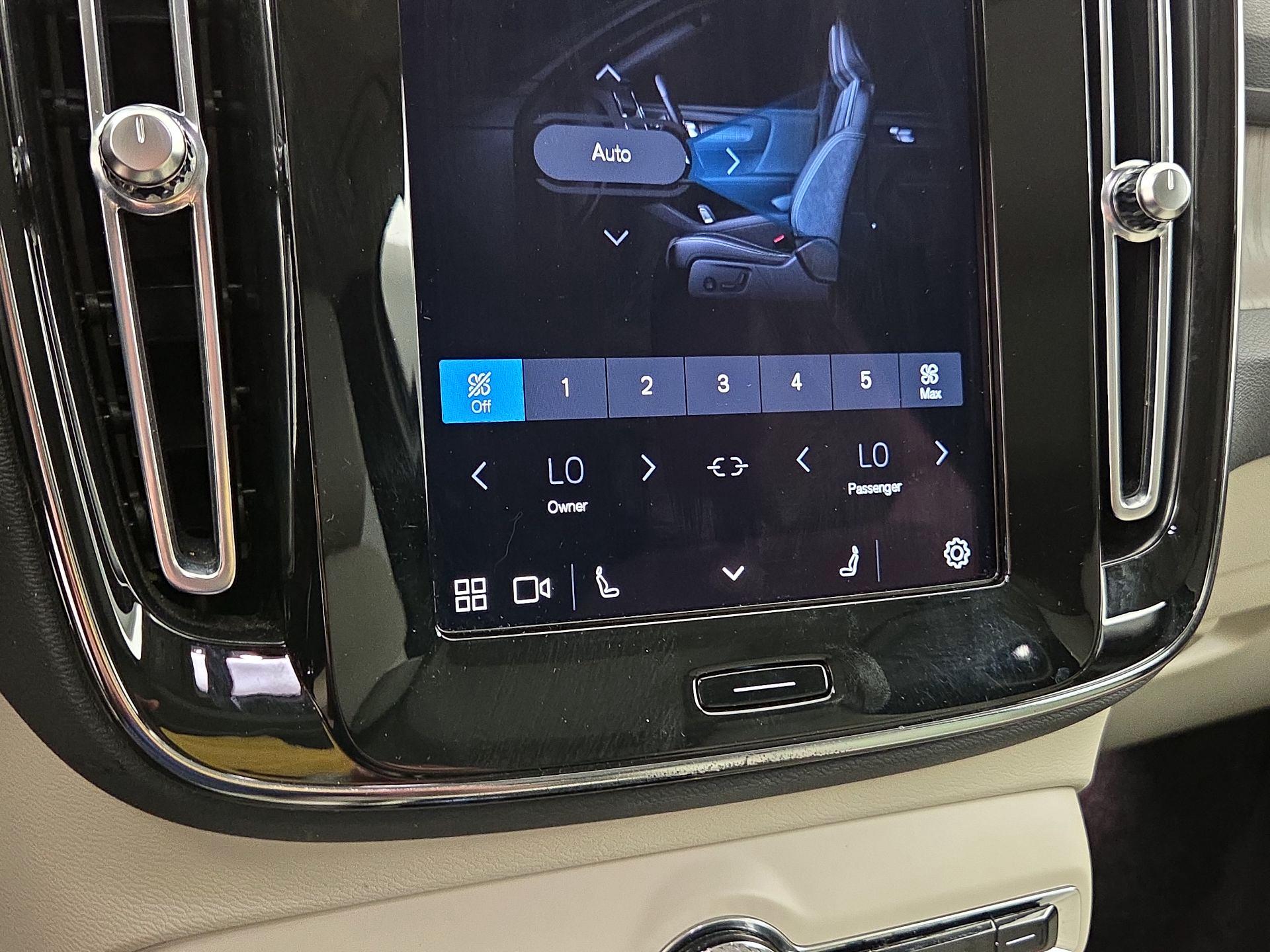 Thumbnail: 2023 Volvo XC40 - 16