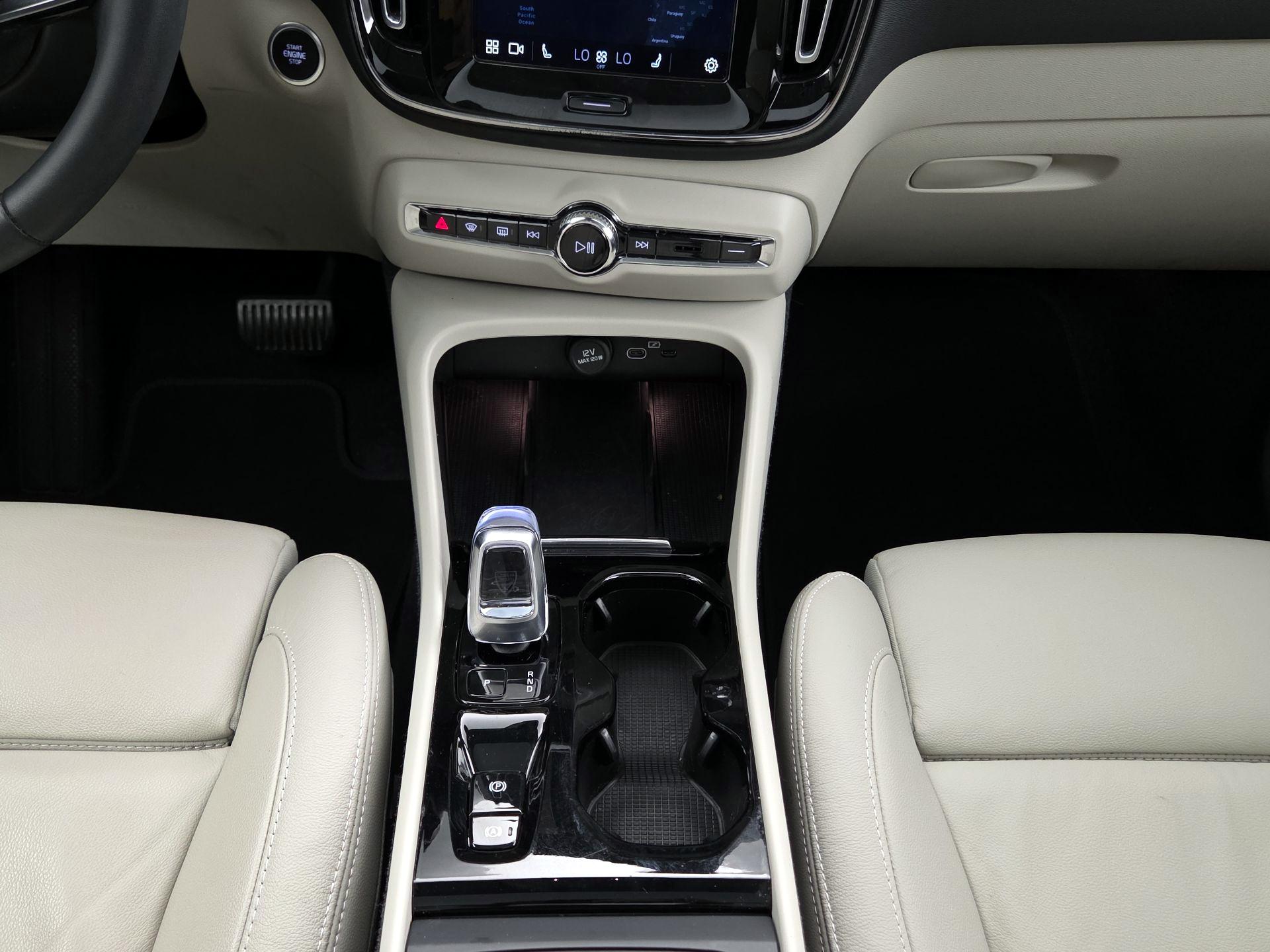 Thumbnail: 2023 Volvo XC40 - 17