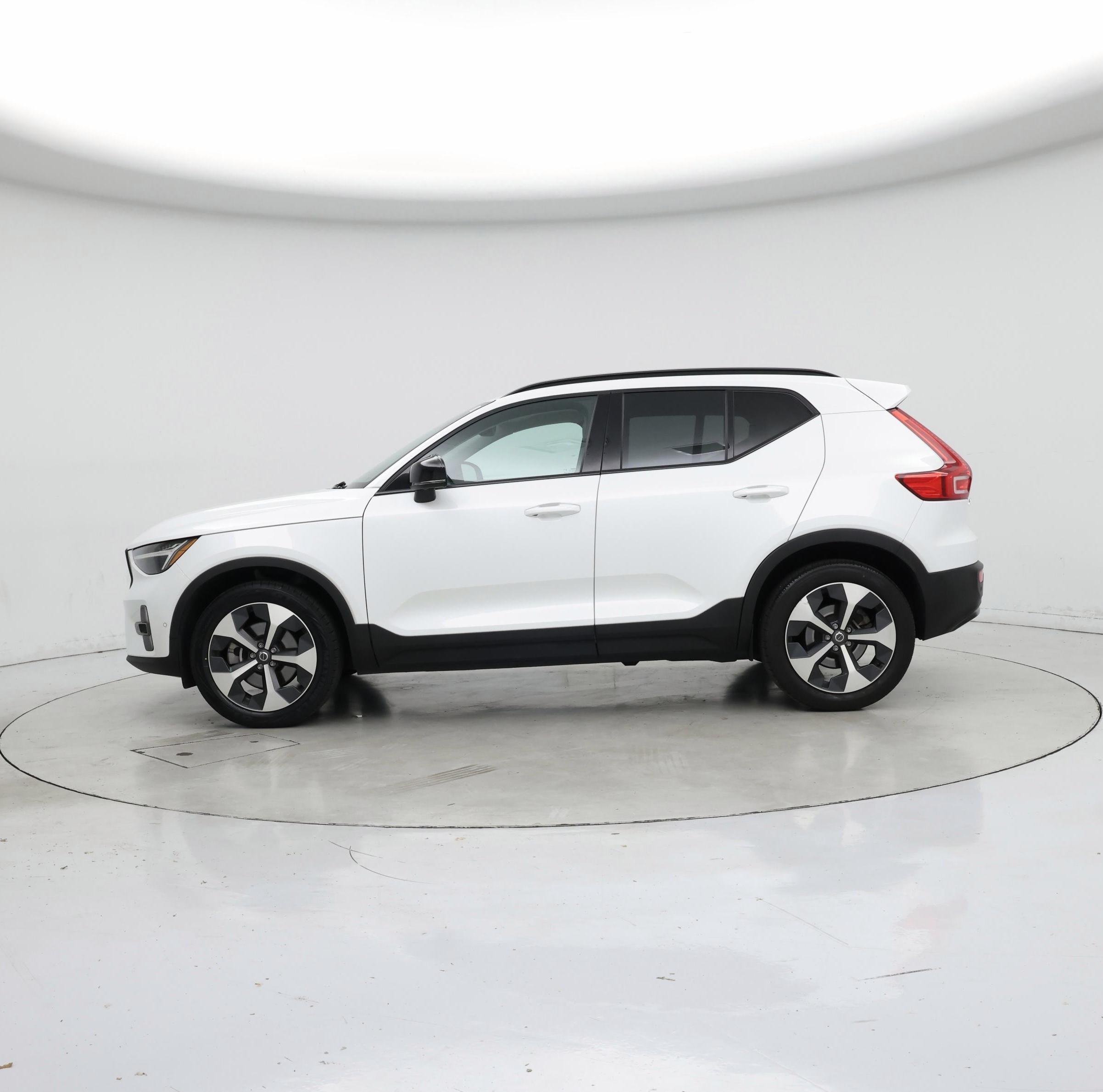 Thumbnail: 2023 Volvo XC40 - 3