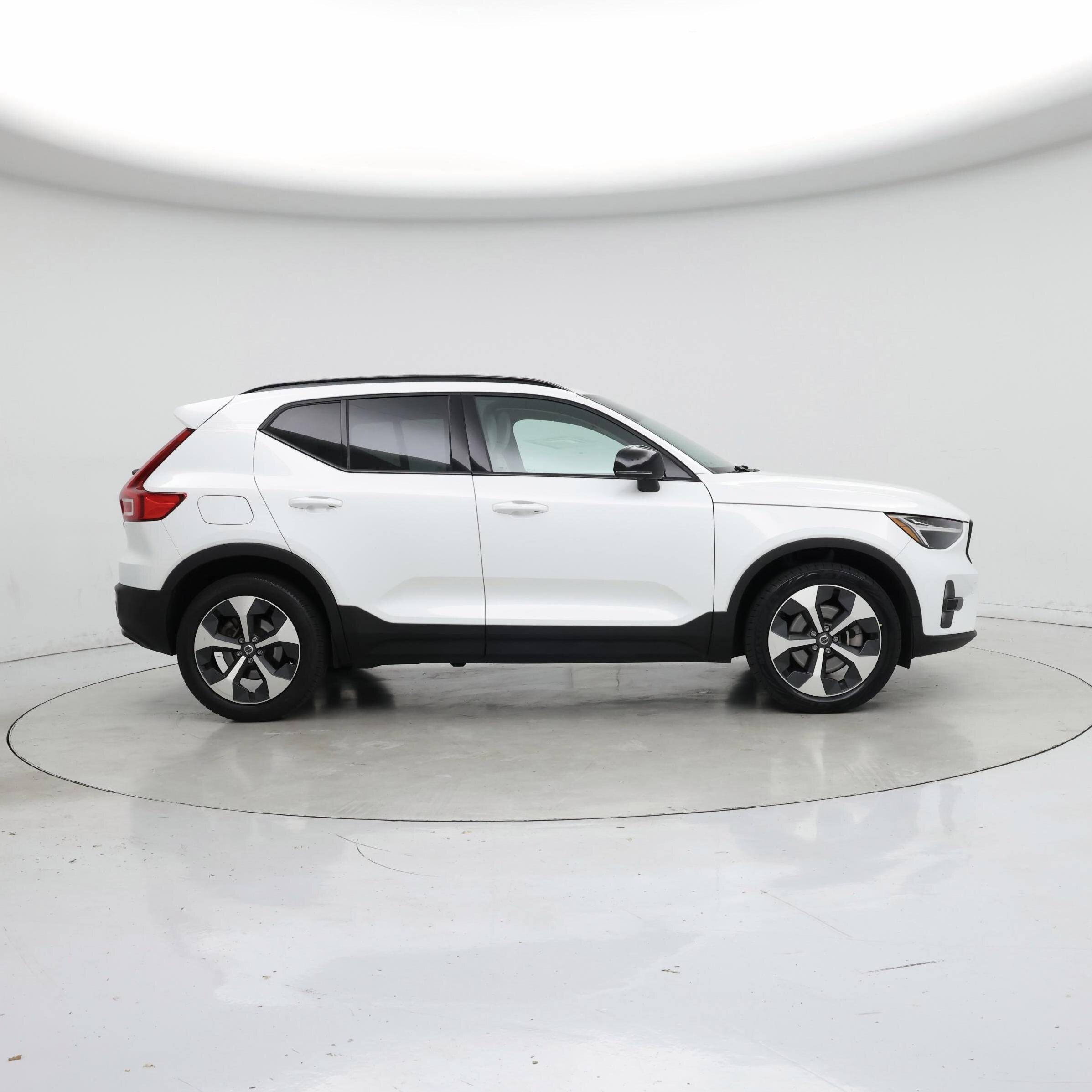 Thumbnail: 2023 Volvo XC40 - 7