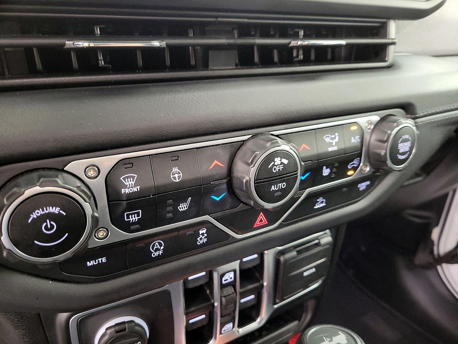 2025 Jeep Wrangler 4-Door Sahara - Photo 15