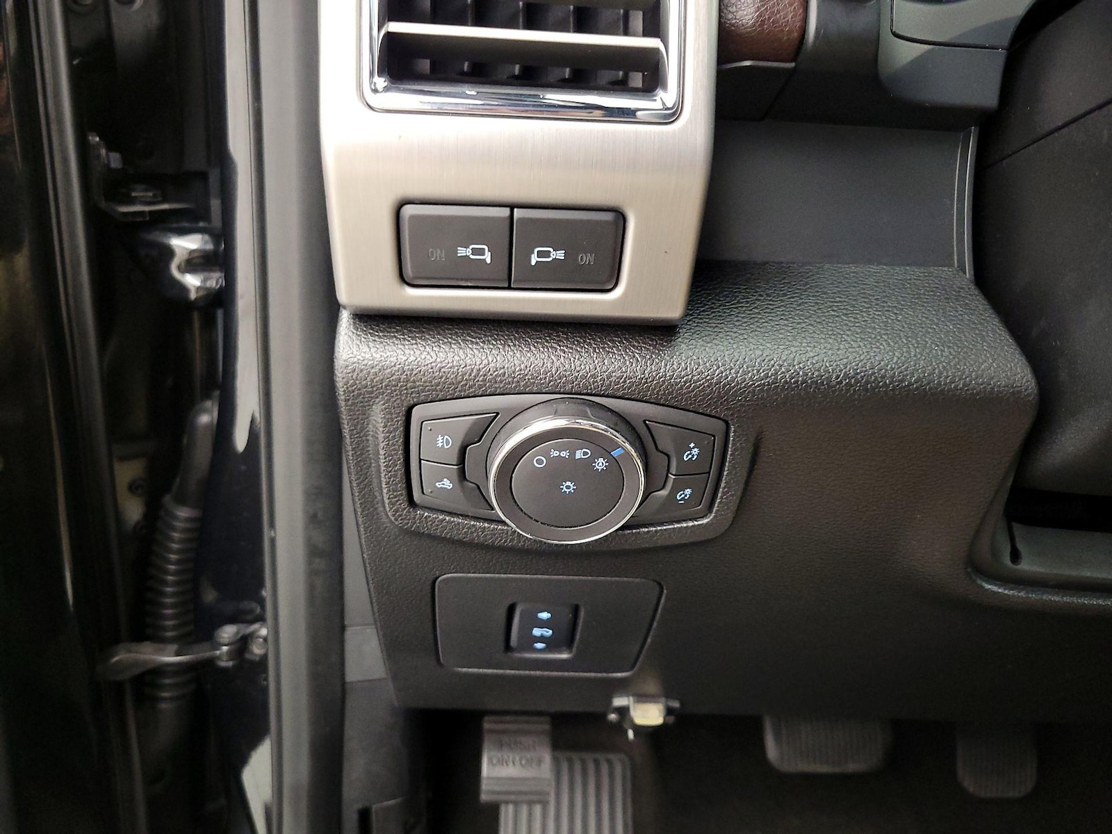 2015 Ford F-150 Platinum - Photo 14