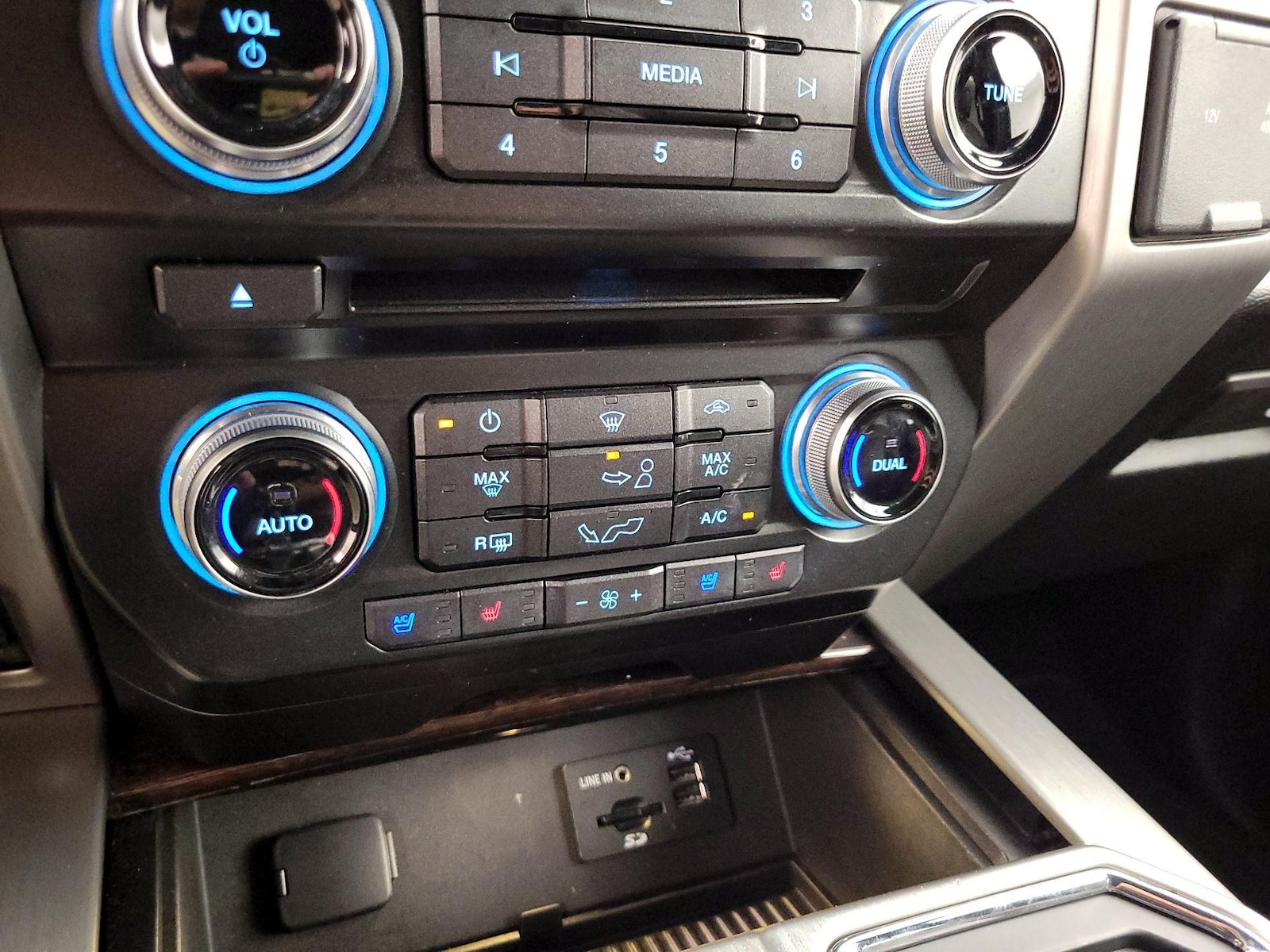 2015 Ford F-150 Platinum - Photo 17