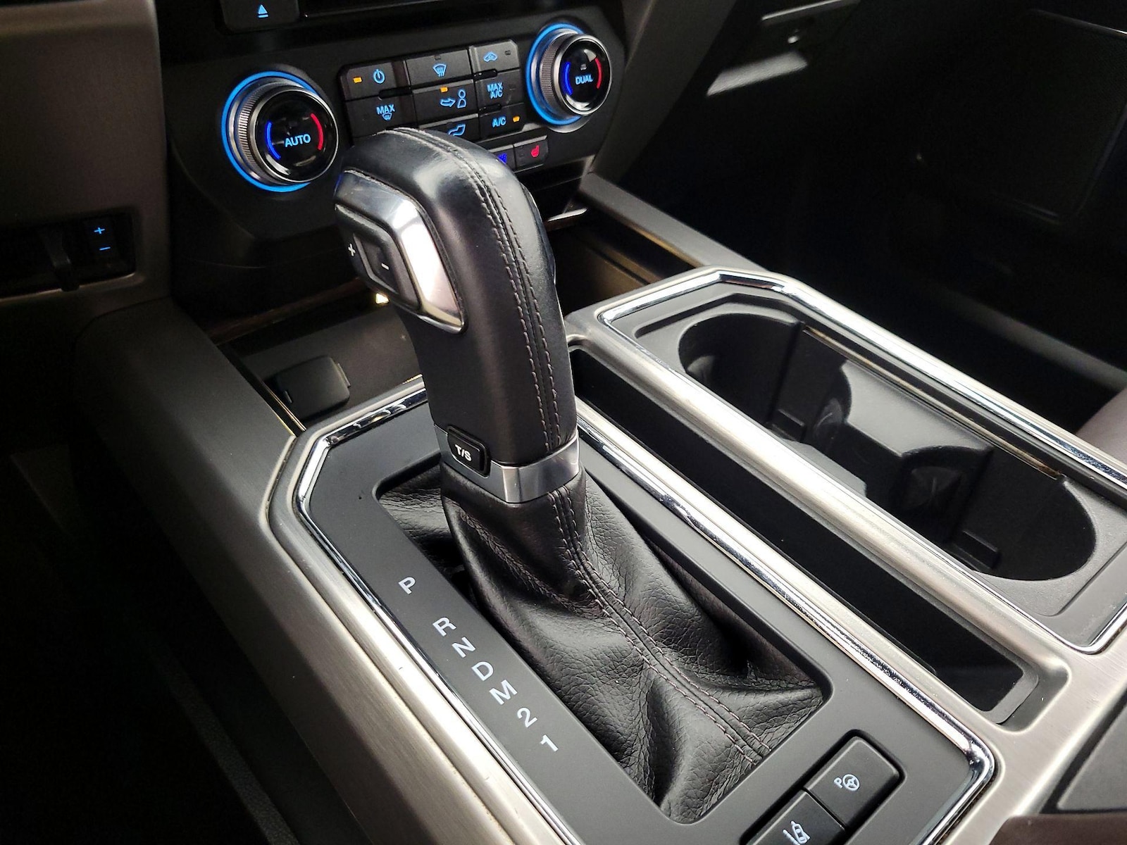 2015 Ford F-150 Platinum - Photo 18