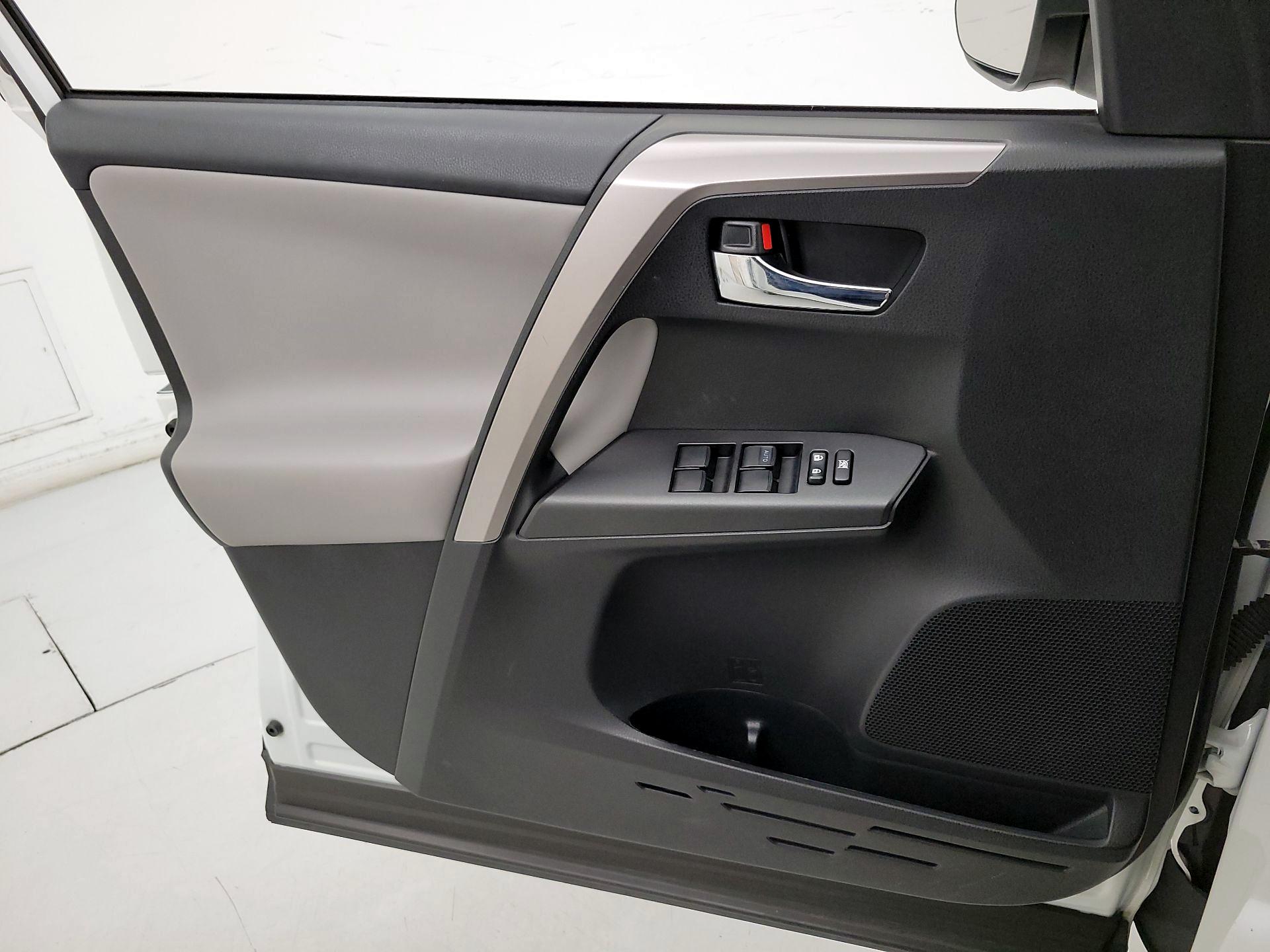 Thumbnail: 2016 Toyota RAV4 - 12