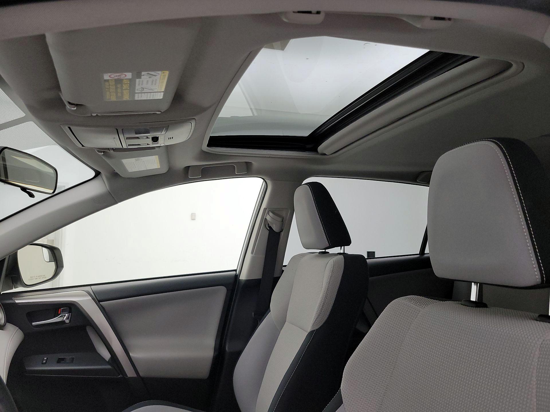Thumbnail: 2016 Toyota RAV4 - 18