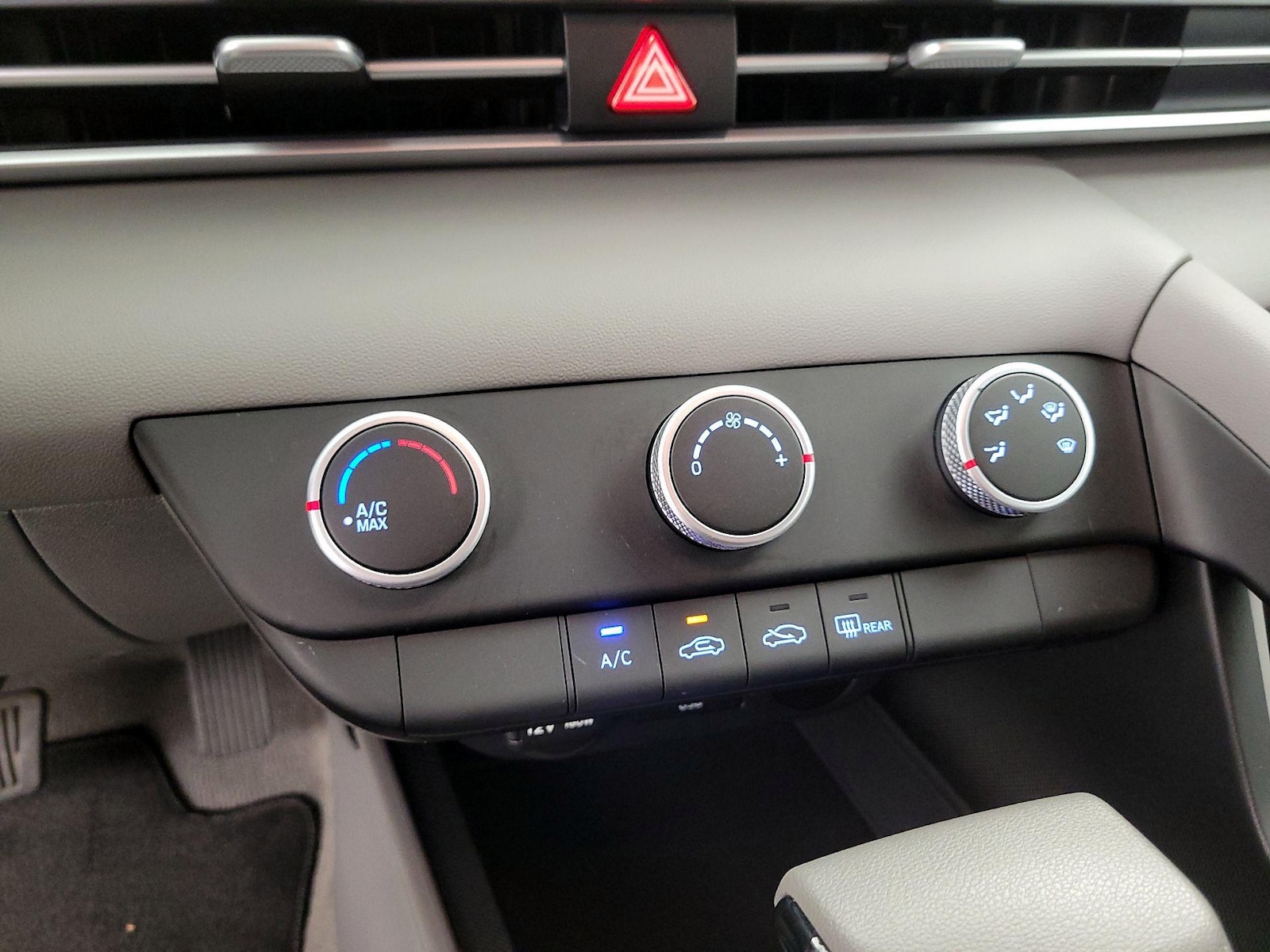2025 Hyundai Elantra SE - Photo 17