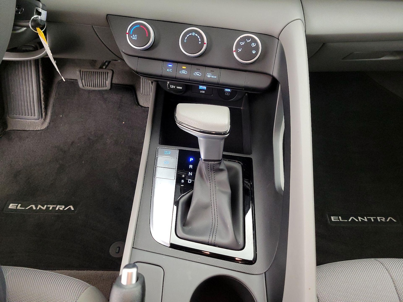 2025 Hyundai Elantra SE - Photo 18