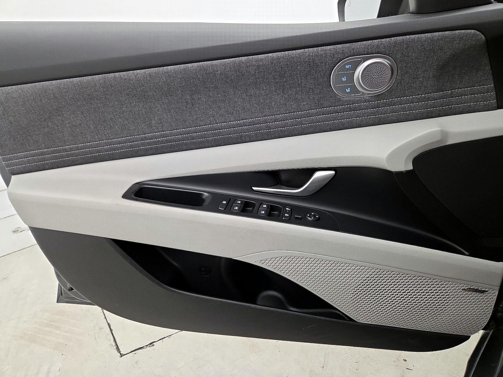 2025 Hyundai Elantra Limited - Photo 13