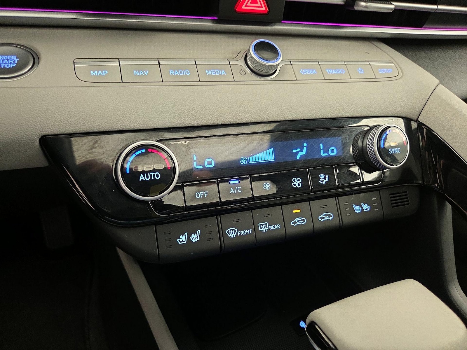 2025 Hyundai Elantra Limited - Photo 18