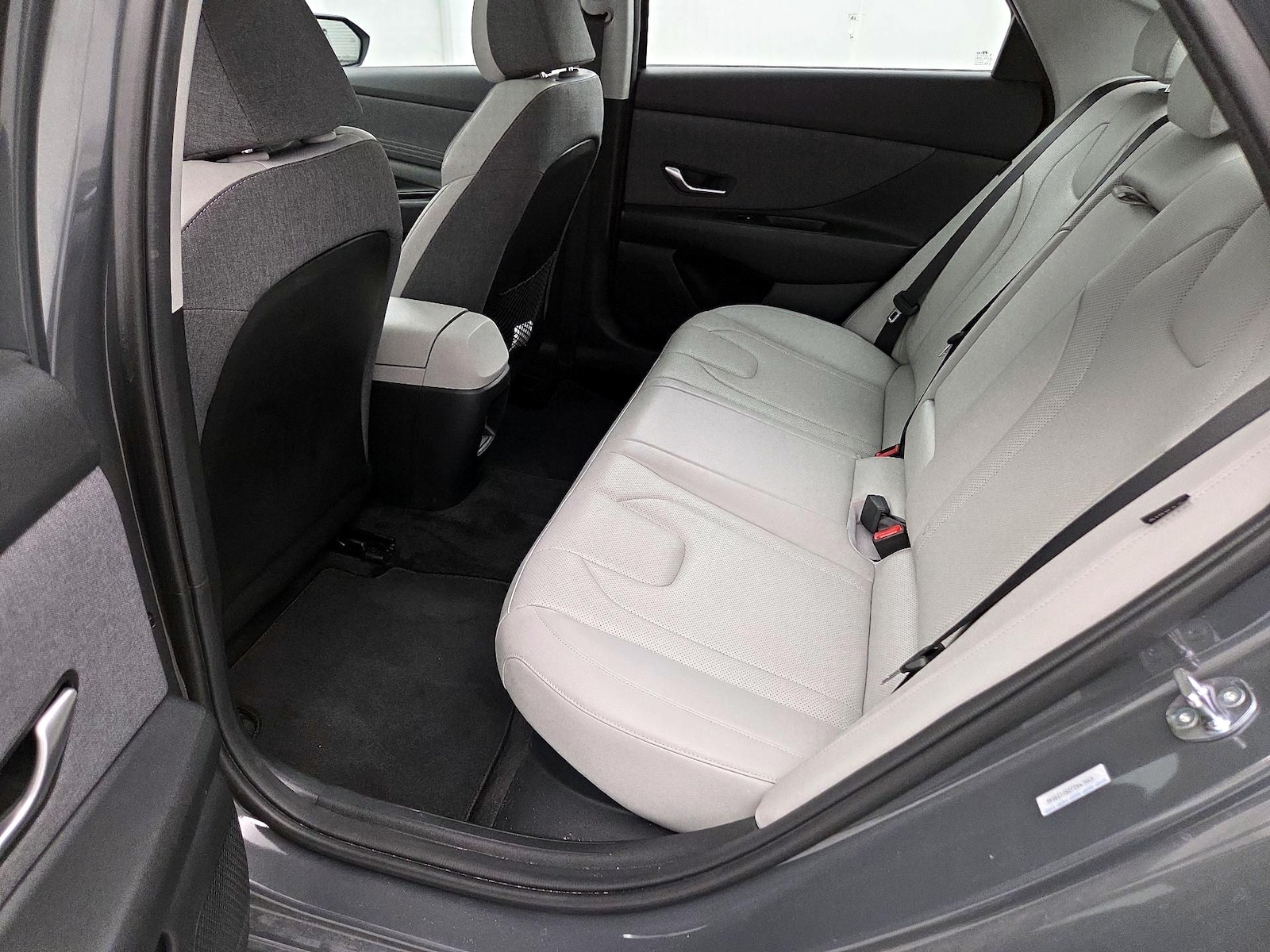 2025 Hyundai Elantra Limited - Photo 22