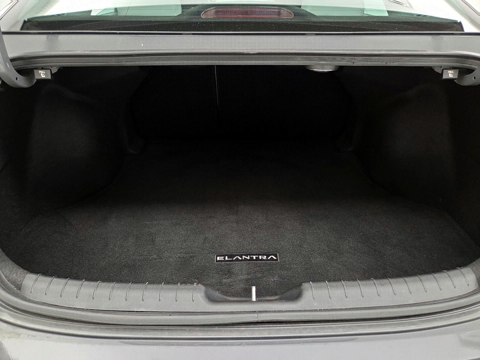 2025 Hyundai Elantra Limited - Photo 23