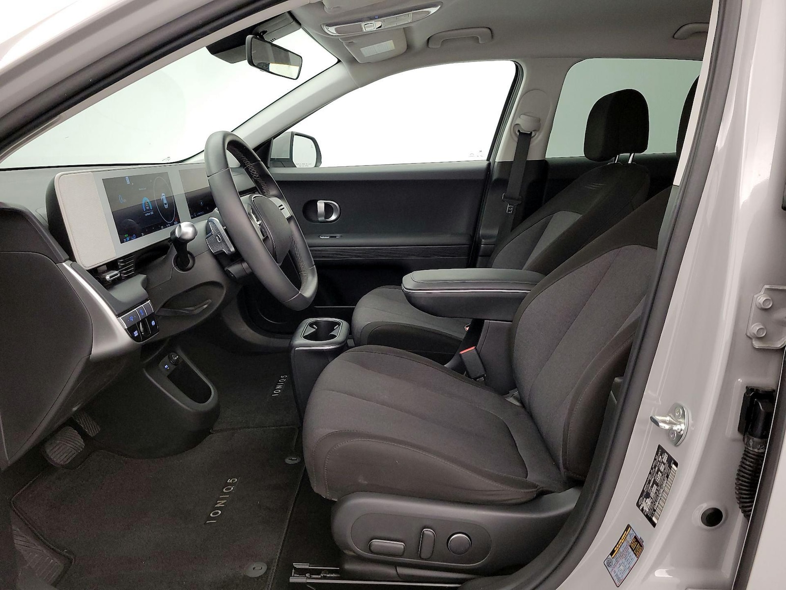 2024 Hyundai IONIQ 5 SE - Photo 12