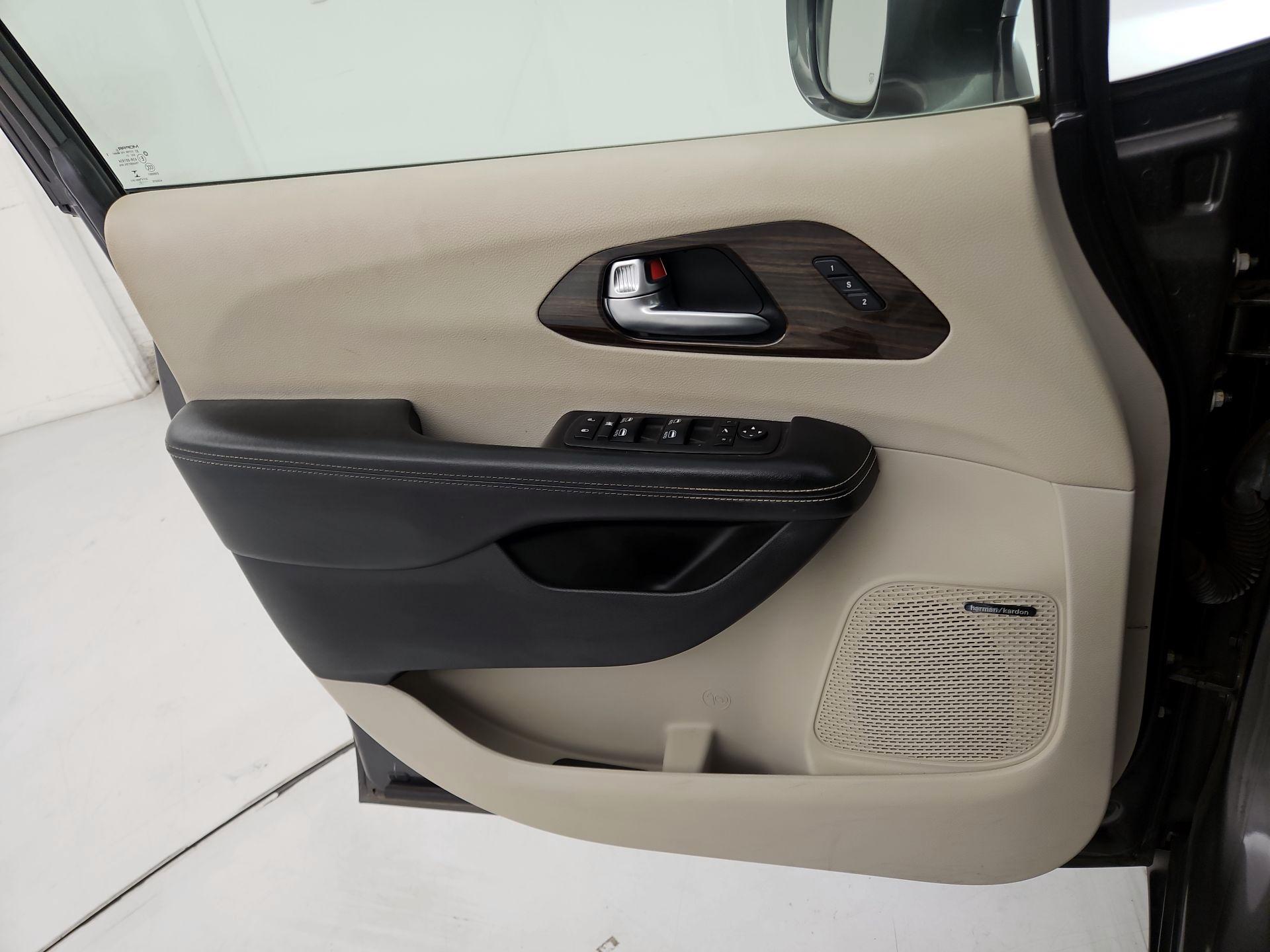 Thumbnail: 2021 Chrysler Pacifica - 12