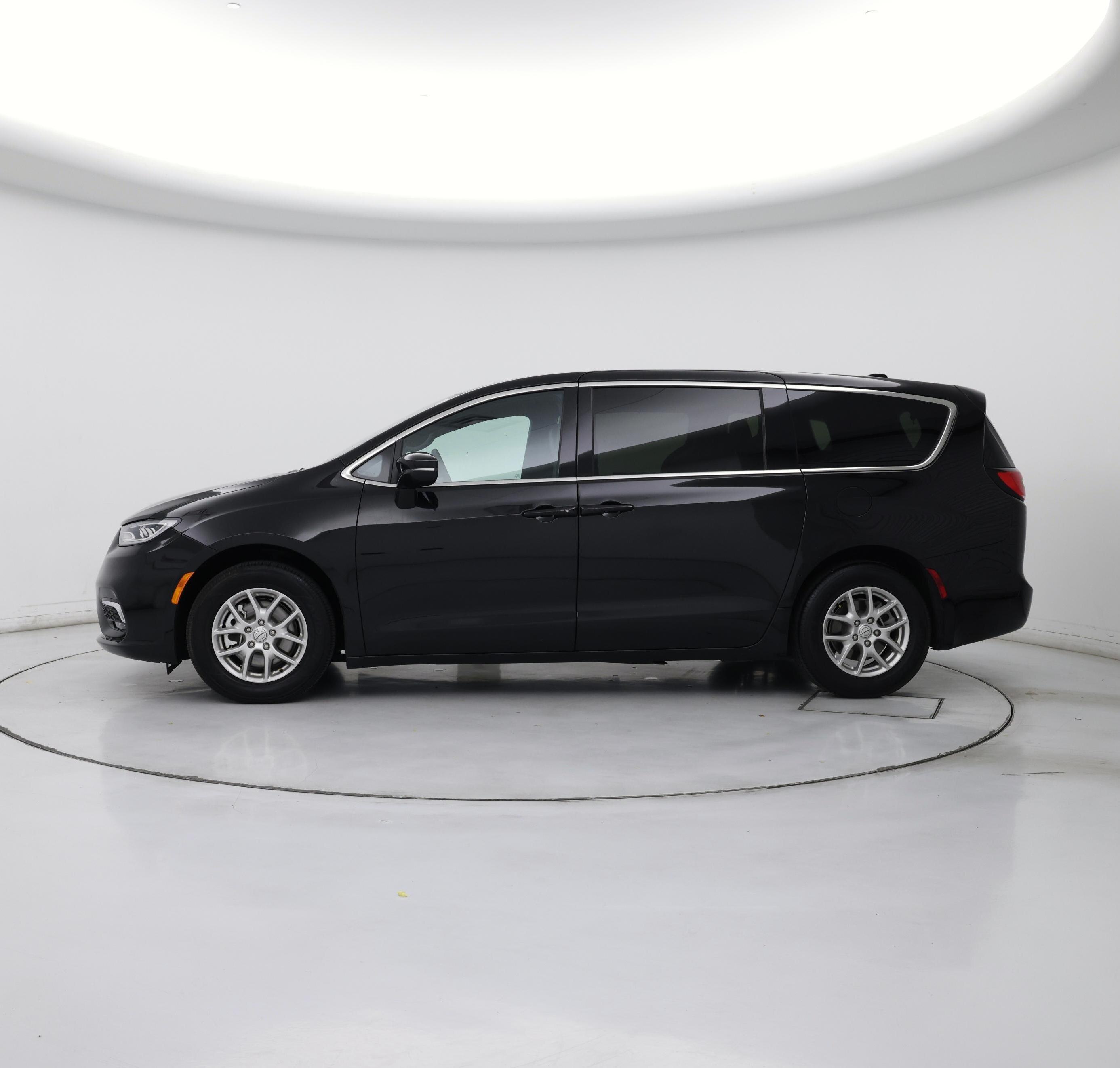 Thumbnail: 2025 Chrysler Pacifica - 3