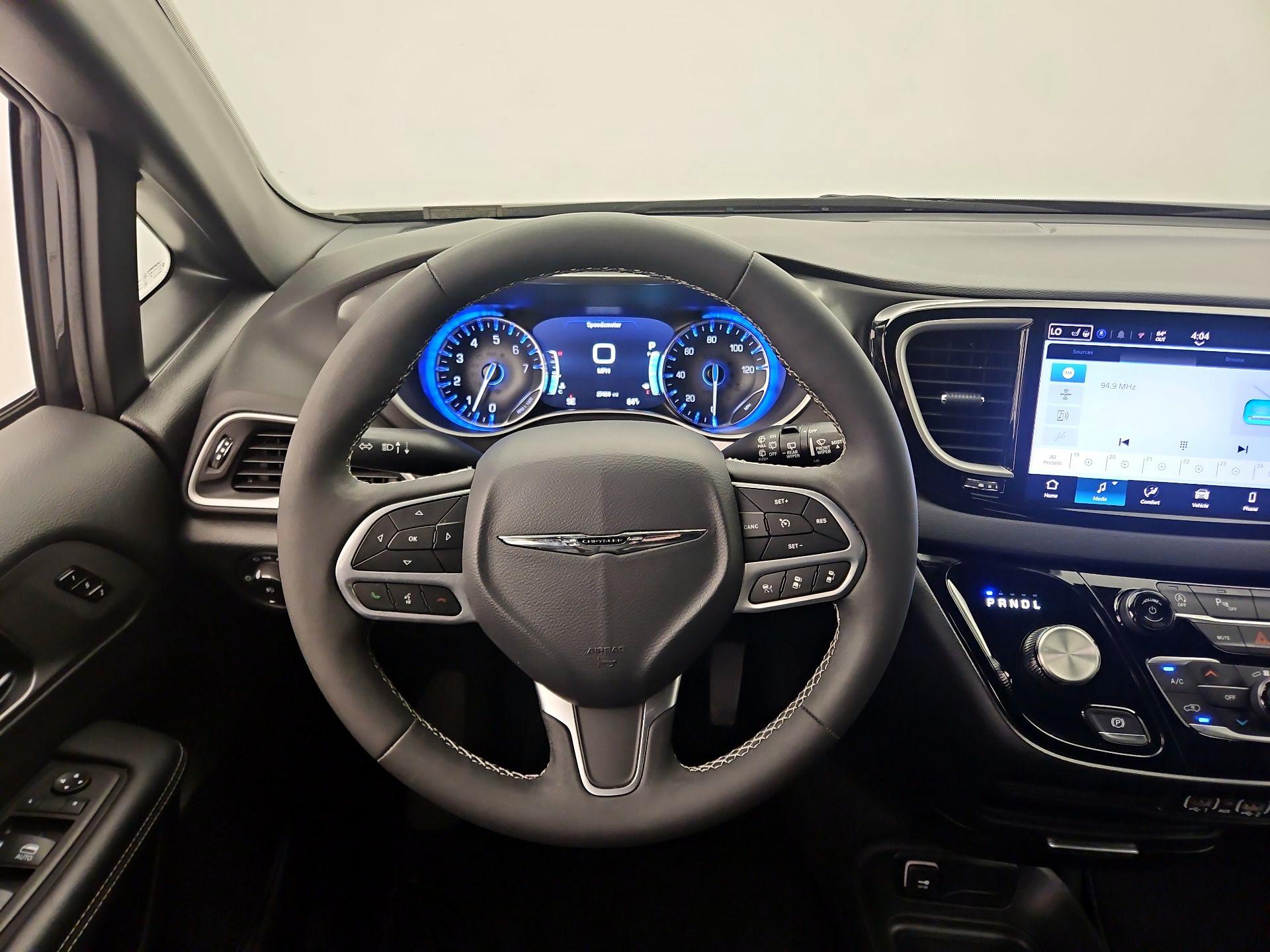 Thumbnail: 2025 Chrysler Pacifica - 10