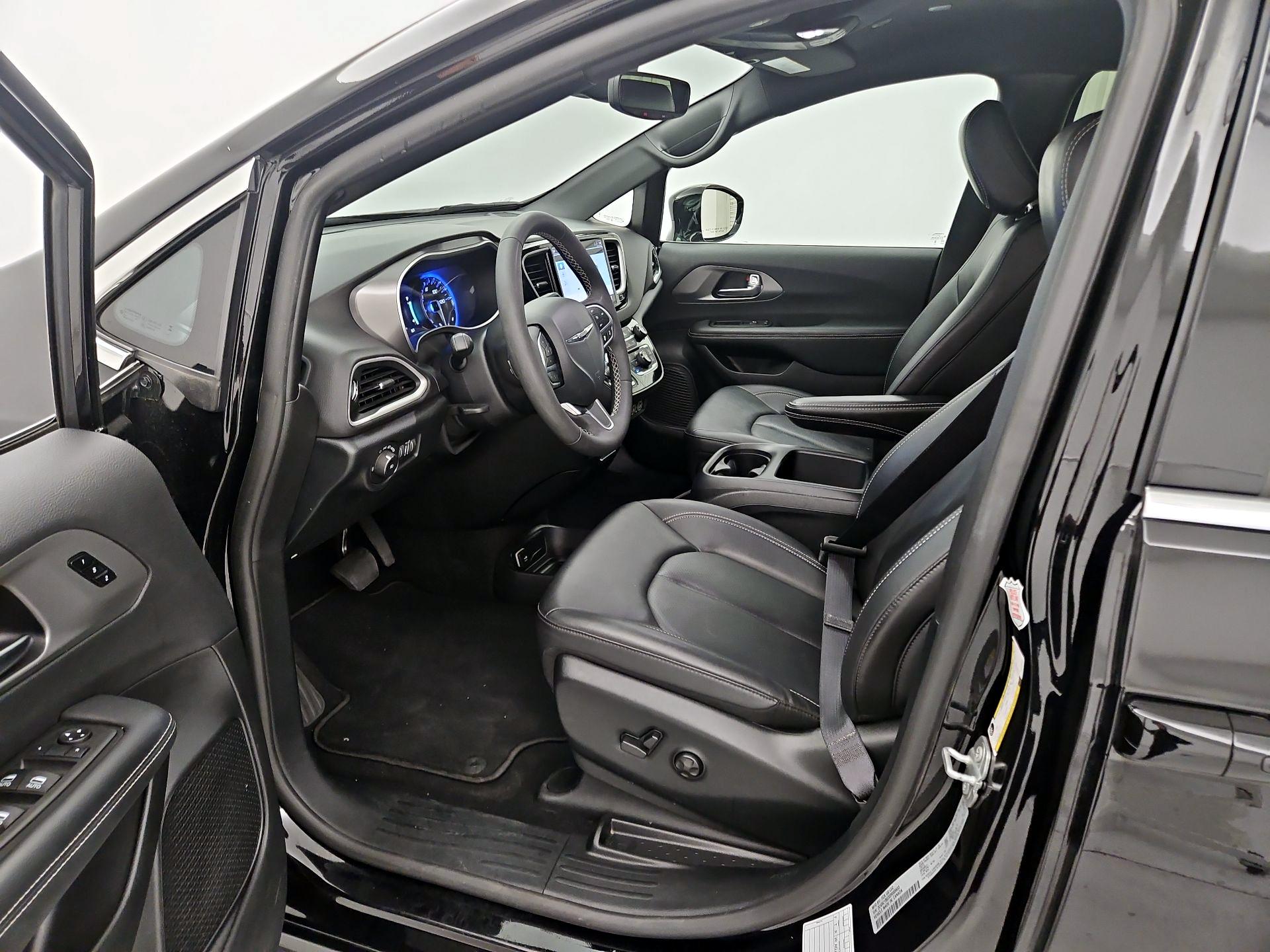 Thumbnail: 2025 Chrysler Pacifica - 11