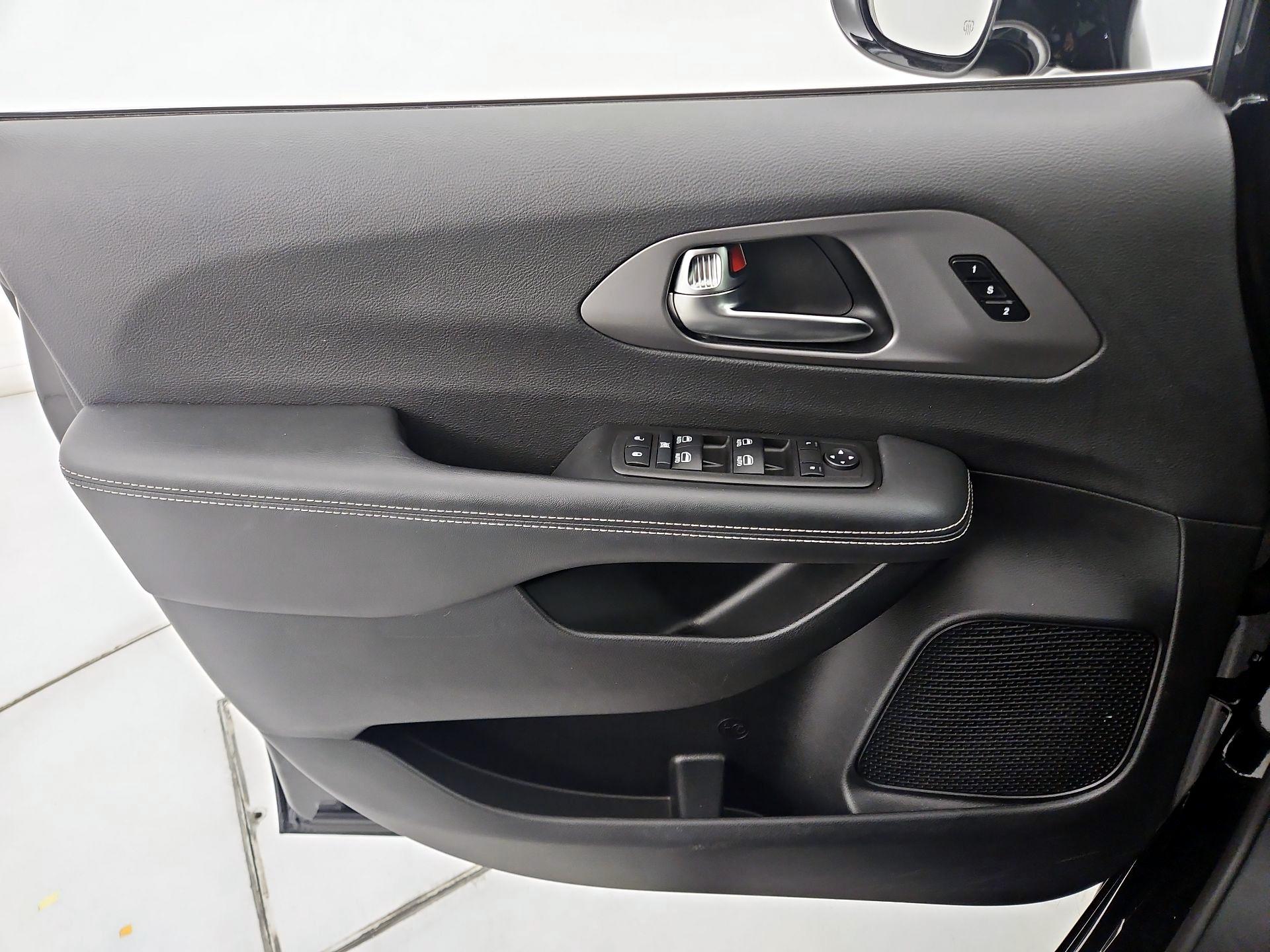 Thumbnail: 2025 Chrysler Pacifica - 12