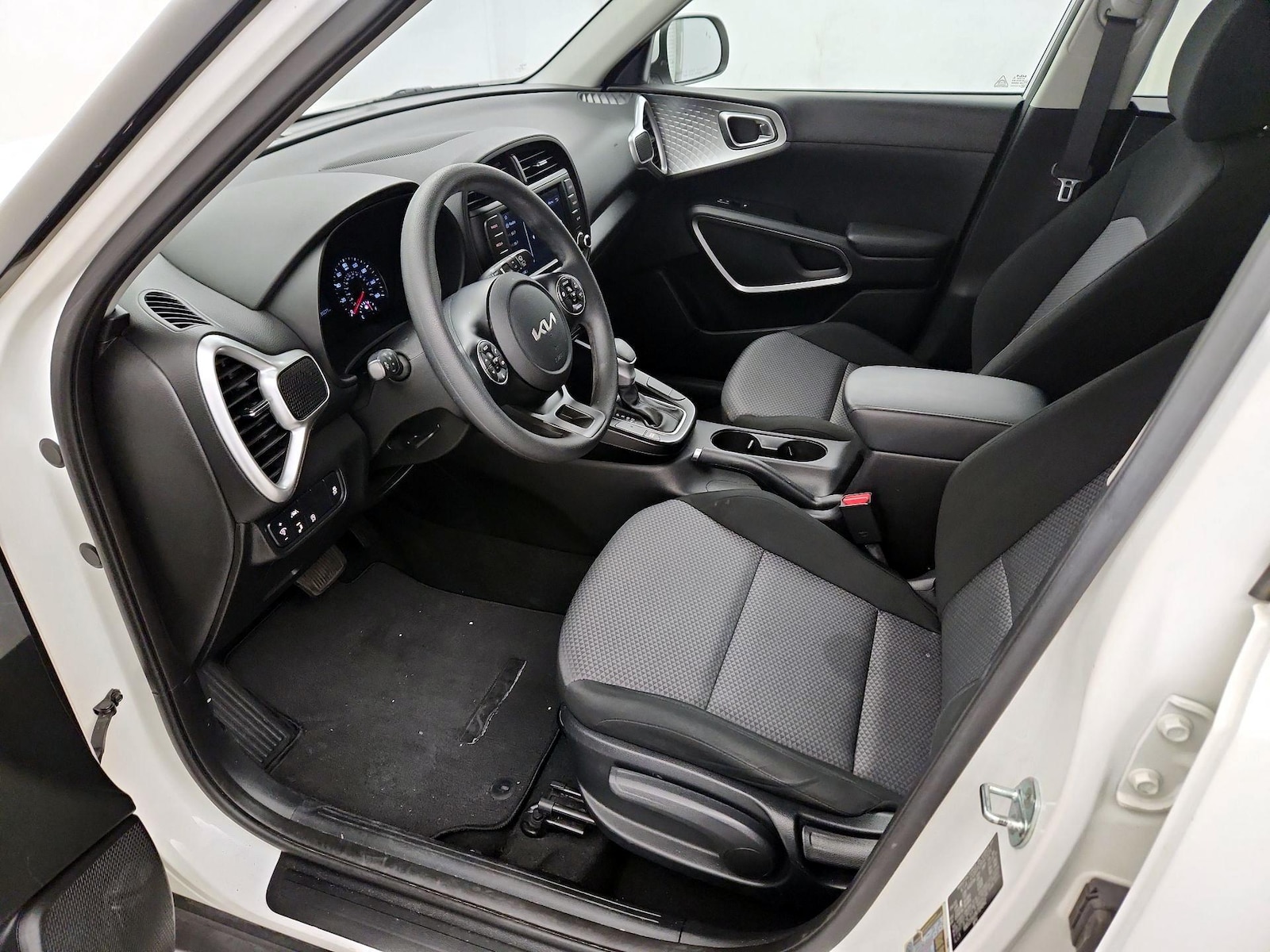 2022 Kia Soul LX - Photo 12