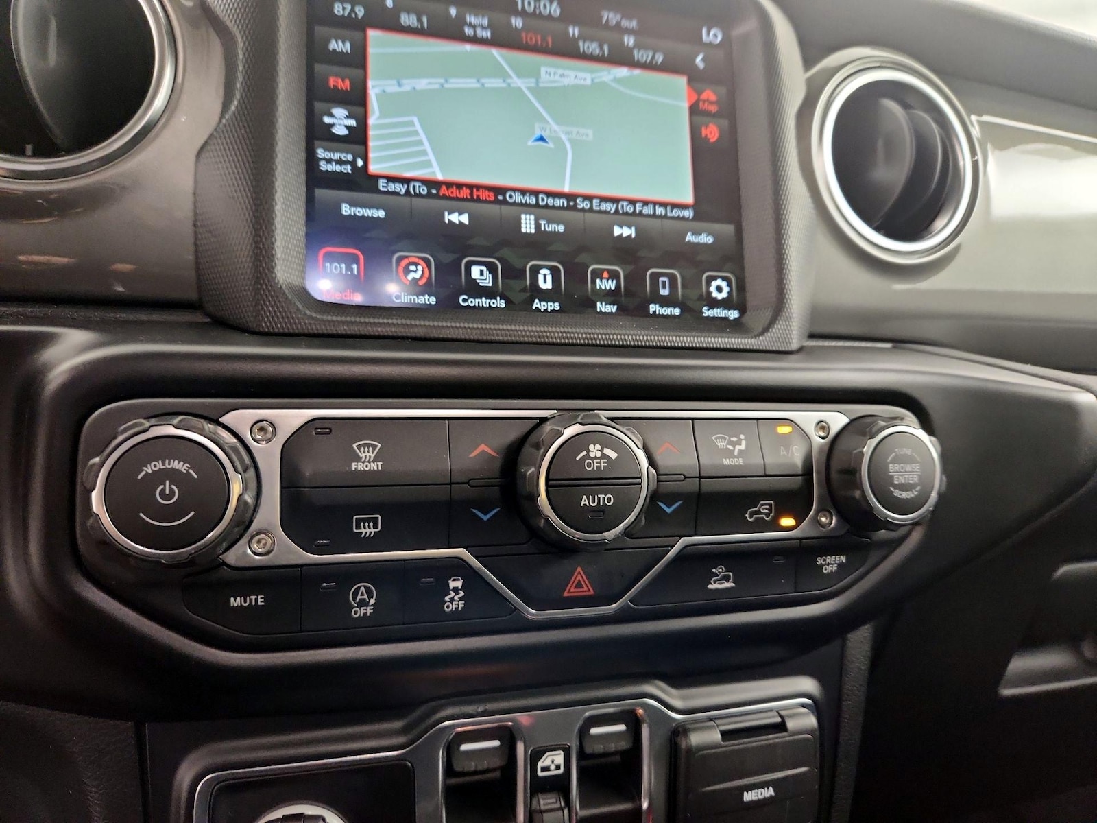 2022 Jeep Wrangler Unlimited Sahara - Photo 18
