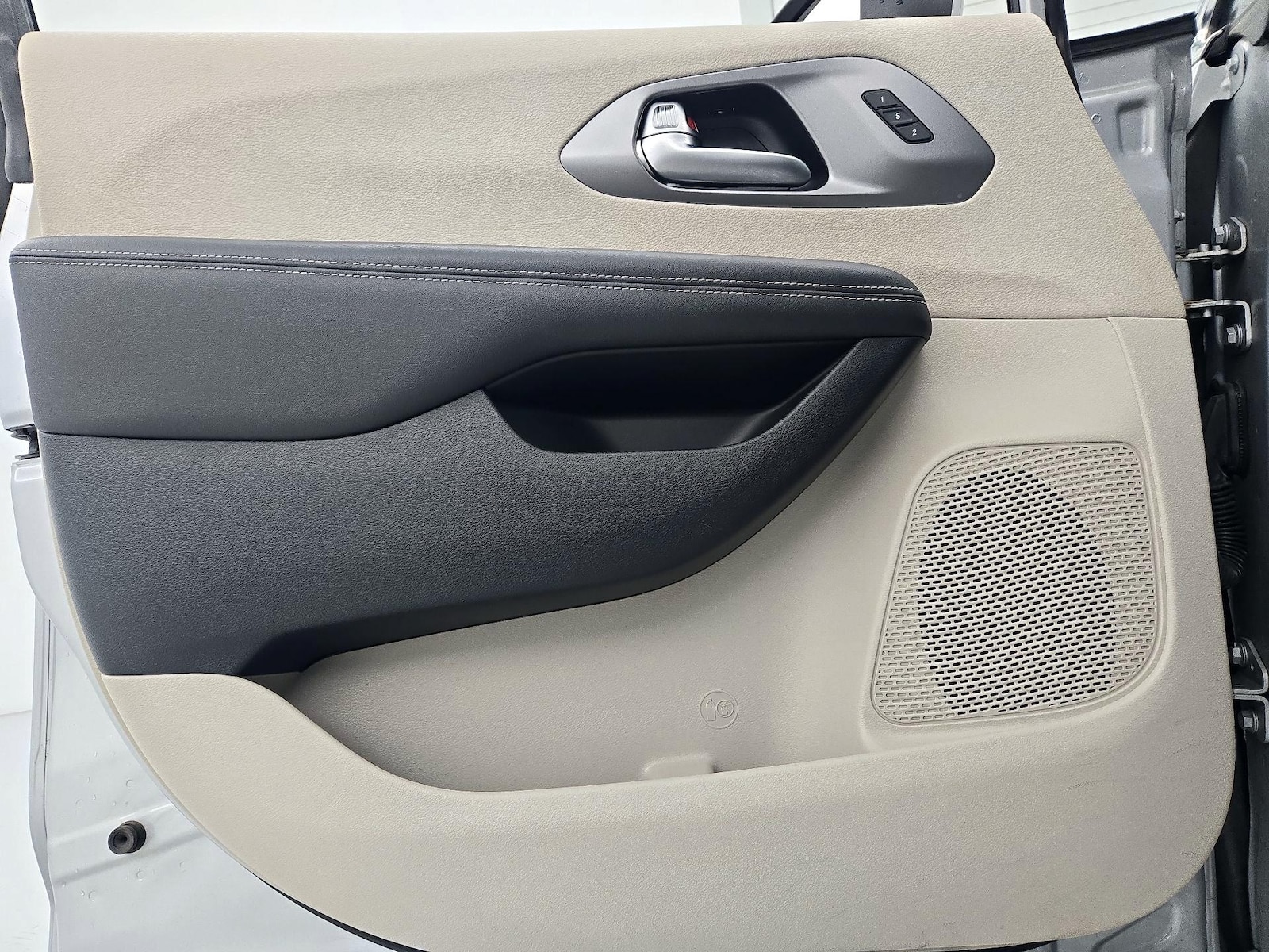 2023 Chrysler Pacifica Touring L - Photo 11