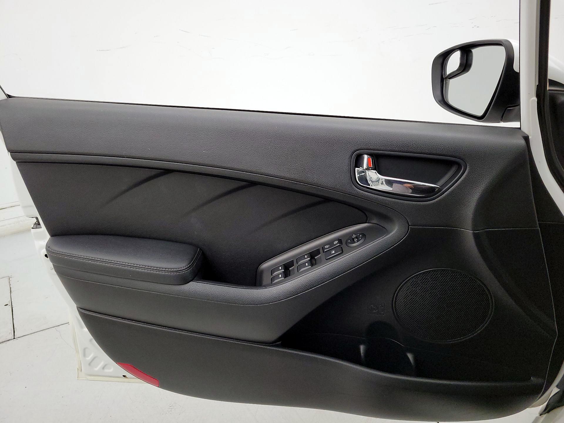 Thumbnail: 2016 Kia Forte - 12