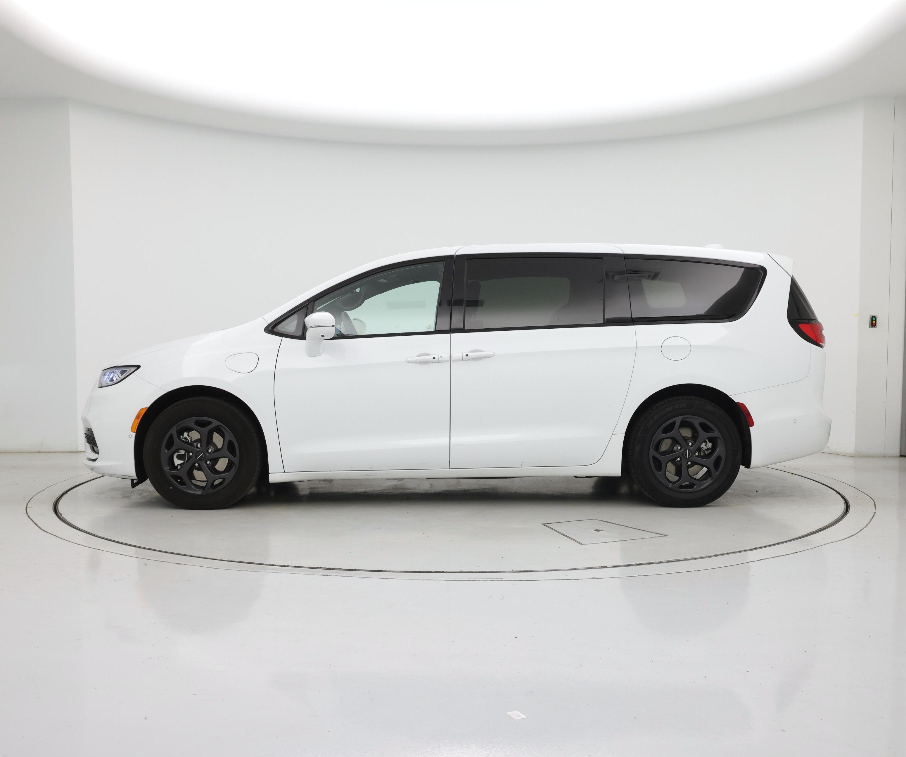 Thumbnail: 2022 Chrysler Pacifica - 3