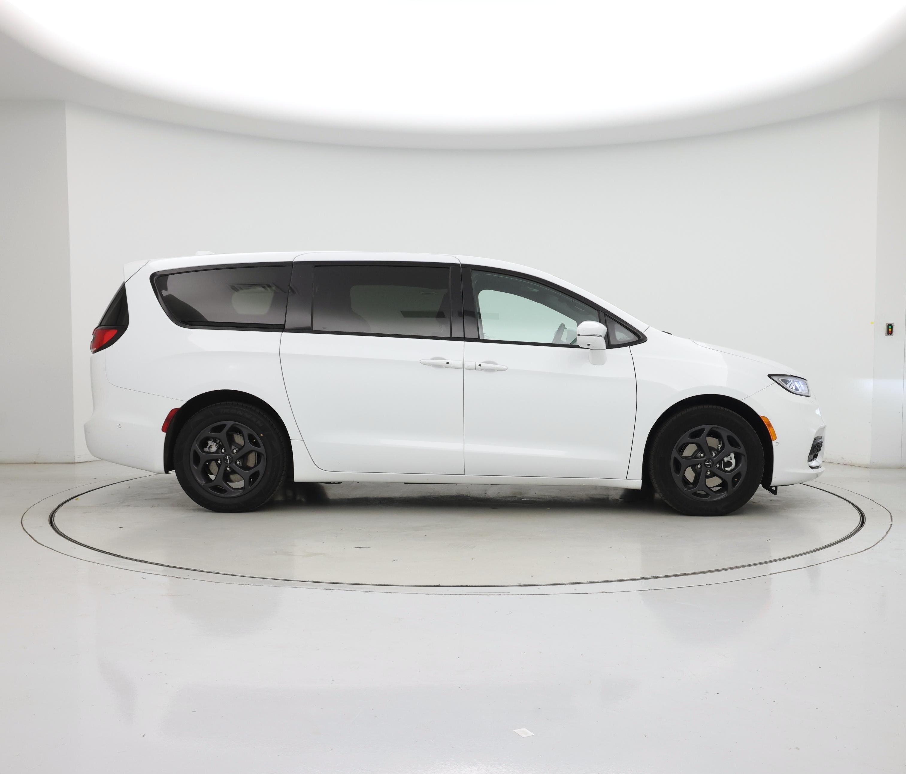 Thumbnail: 2022 Chrysler Pacifica - 7