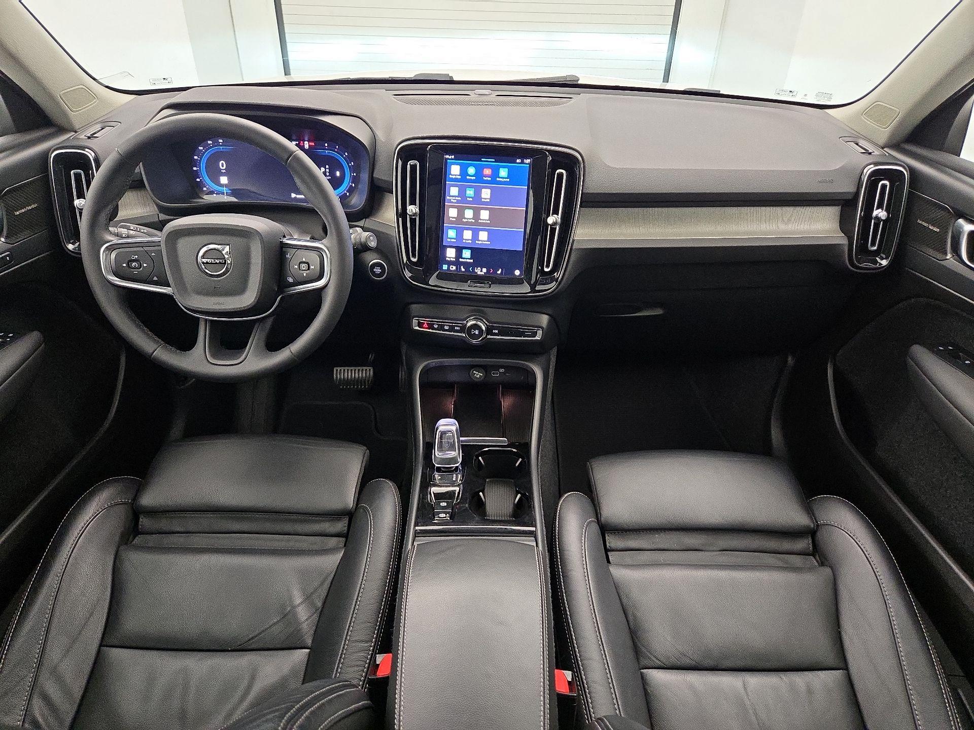 Thumbnail: 2023 Volvo XC40 - 9