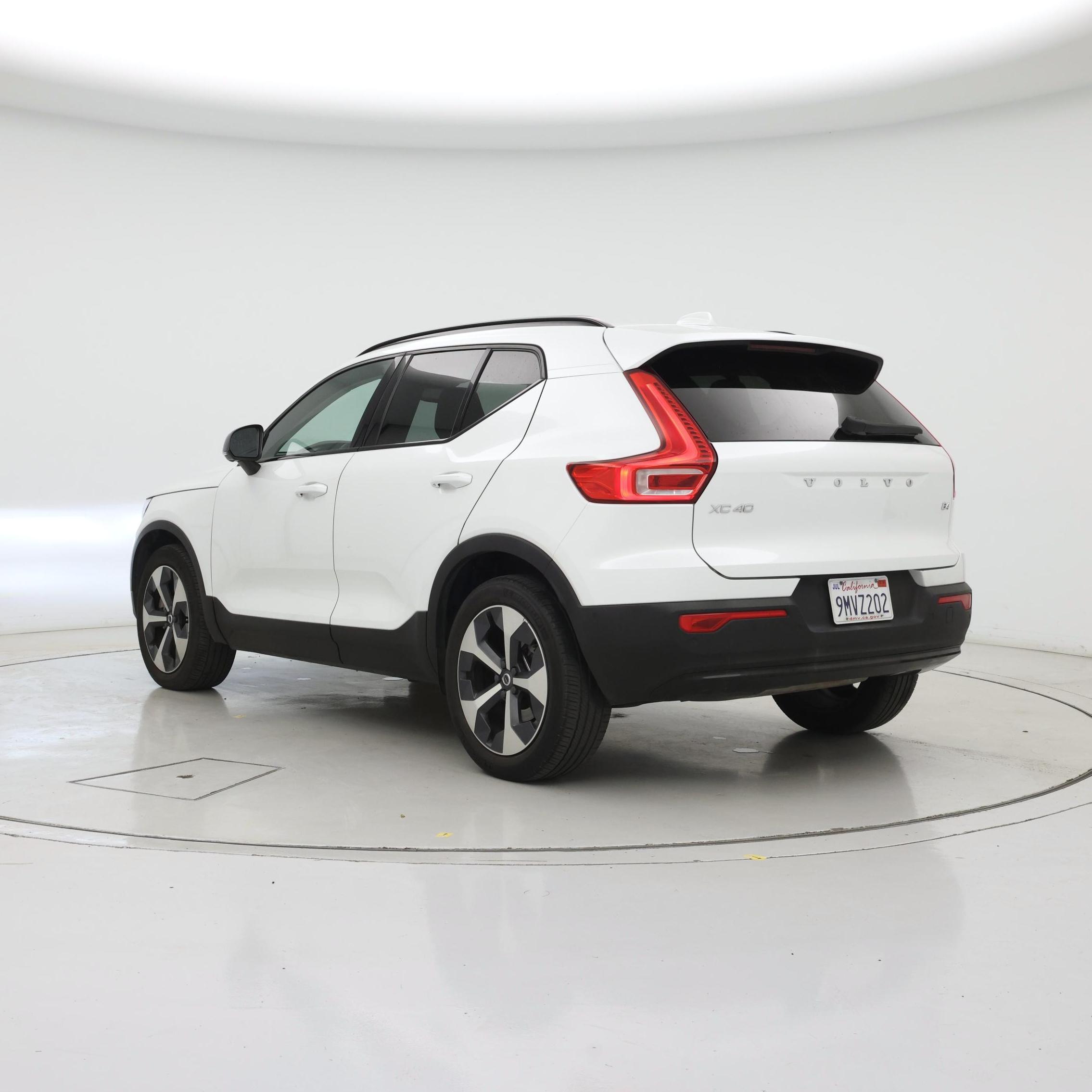 Thumbnail: 2023 Volvo XC40 - 2