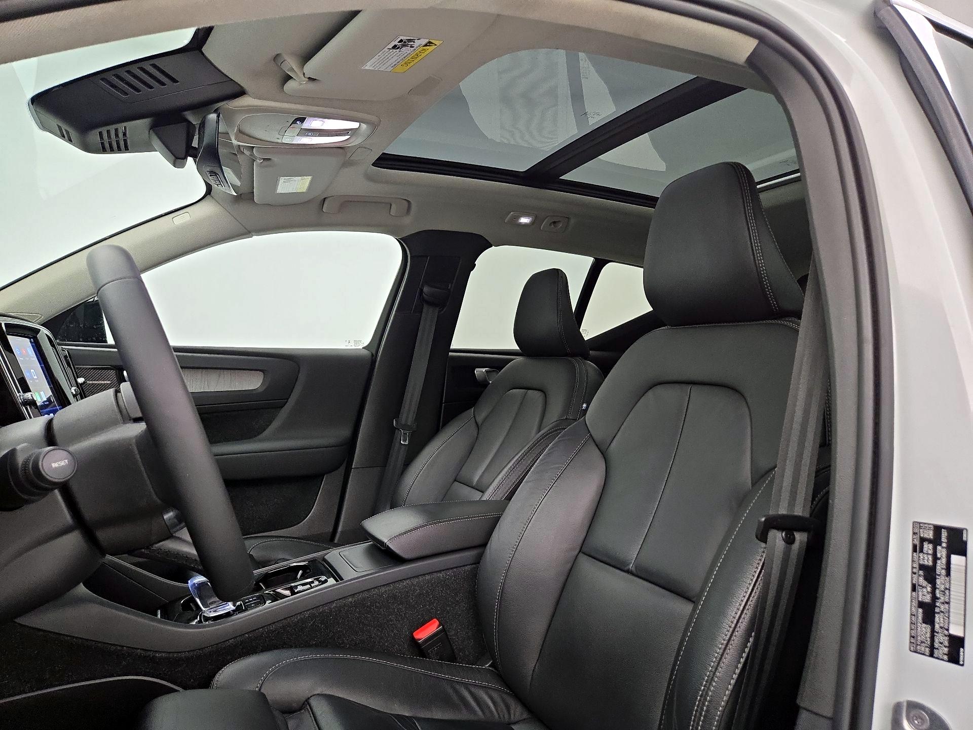 Thumbnail: 2023 Volvo XC40 - 20