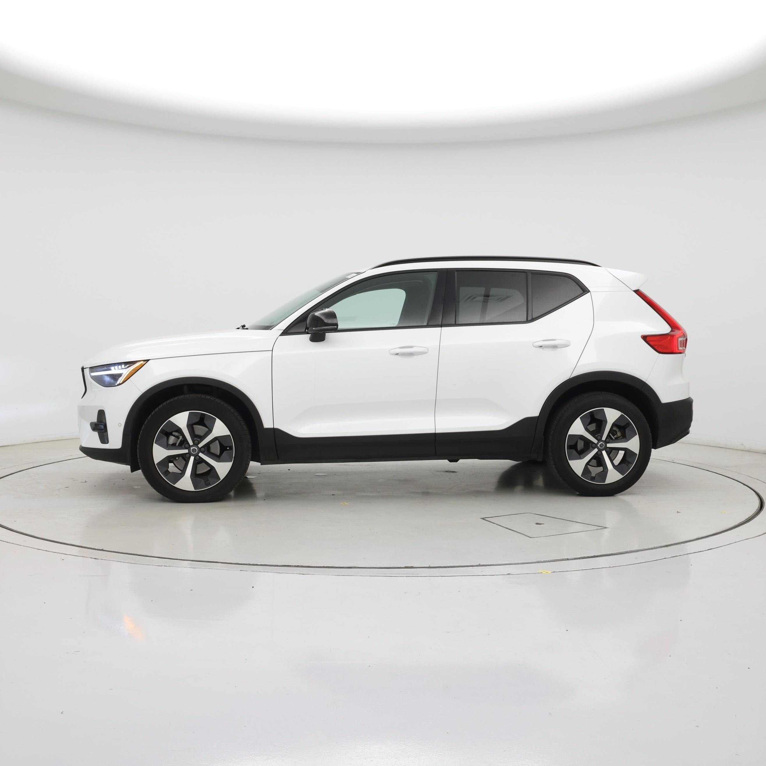 Thumbnail: 2023 Volvo XC40 - 3