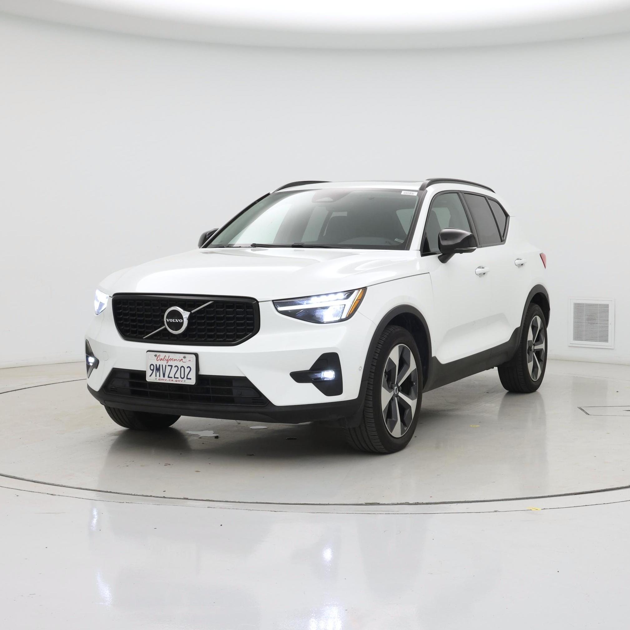 Thumbnail: 2023 Volvo XC40 - 4