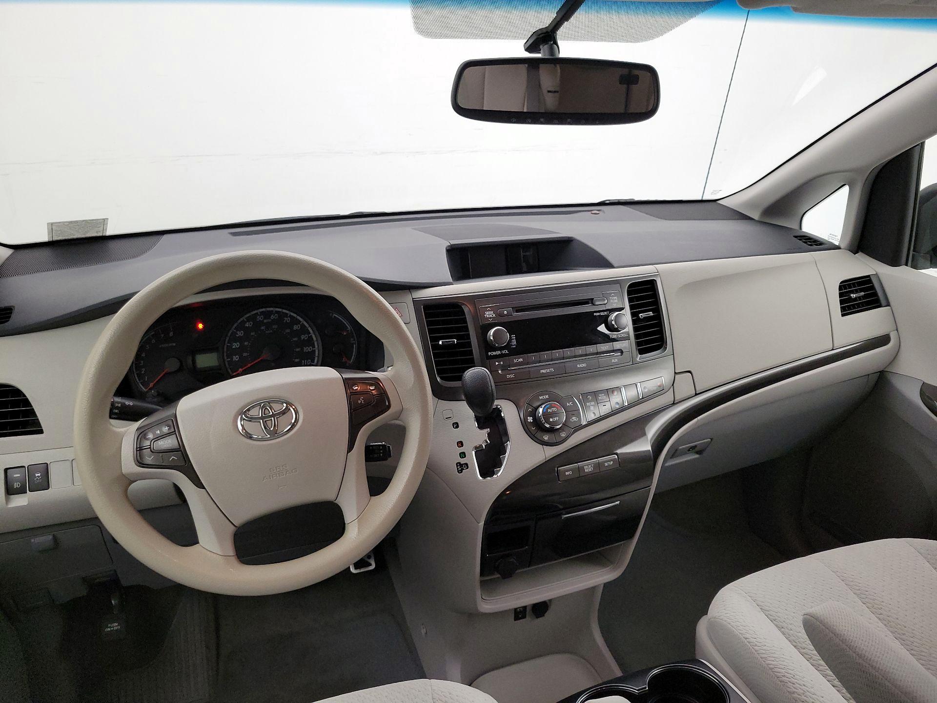 Thumbnail: 2014 Toyota Sienna - 9
