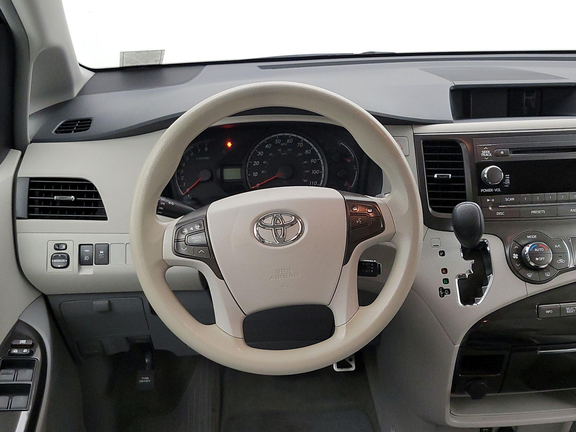 Thumbnail: 2014 Toyota Sienna - 10