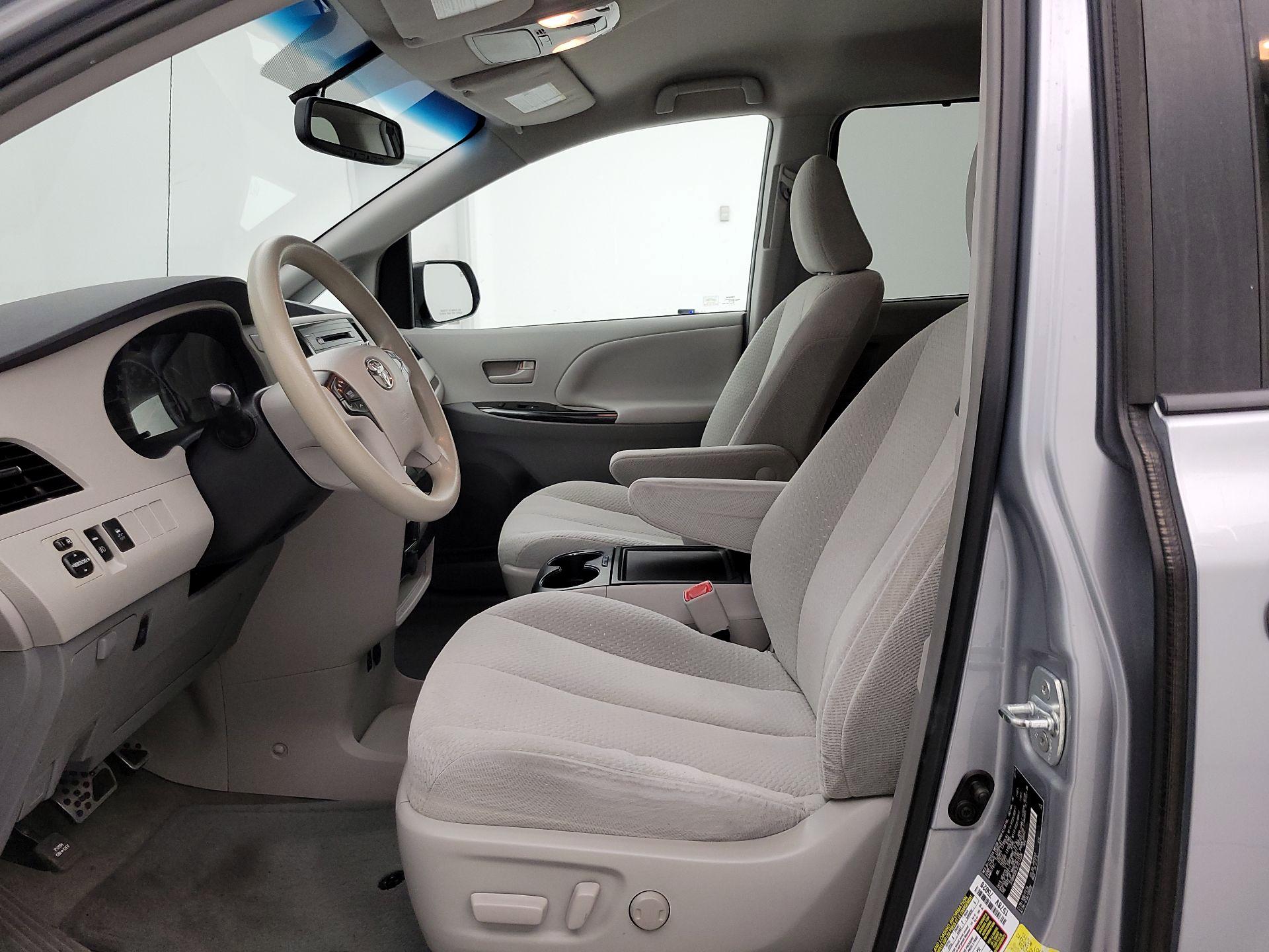 Thumbnail: 2014 Toyota Sienna - 11