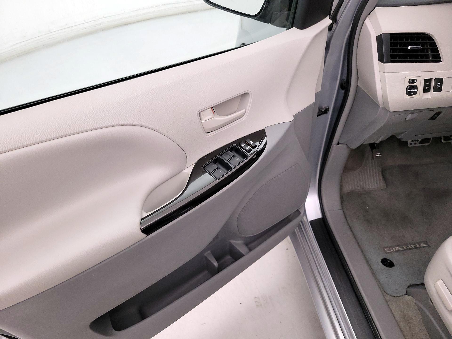 Thumbnail: 2014 Toyota Sienna - 12