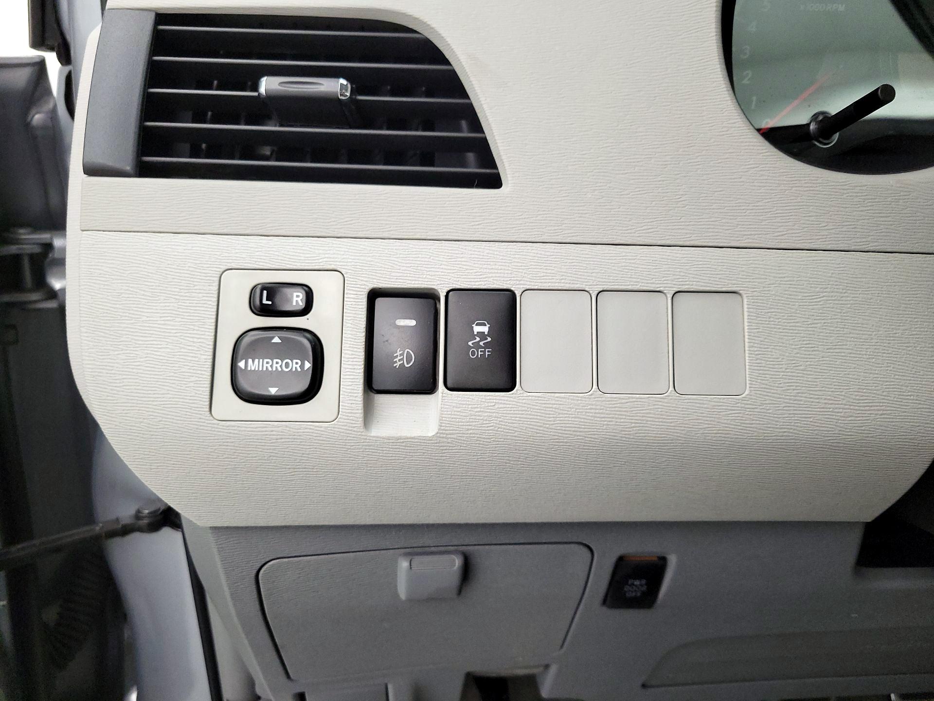 Thumbnail: 2014 Toyota Sienna - 13